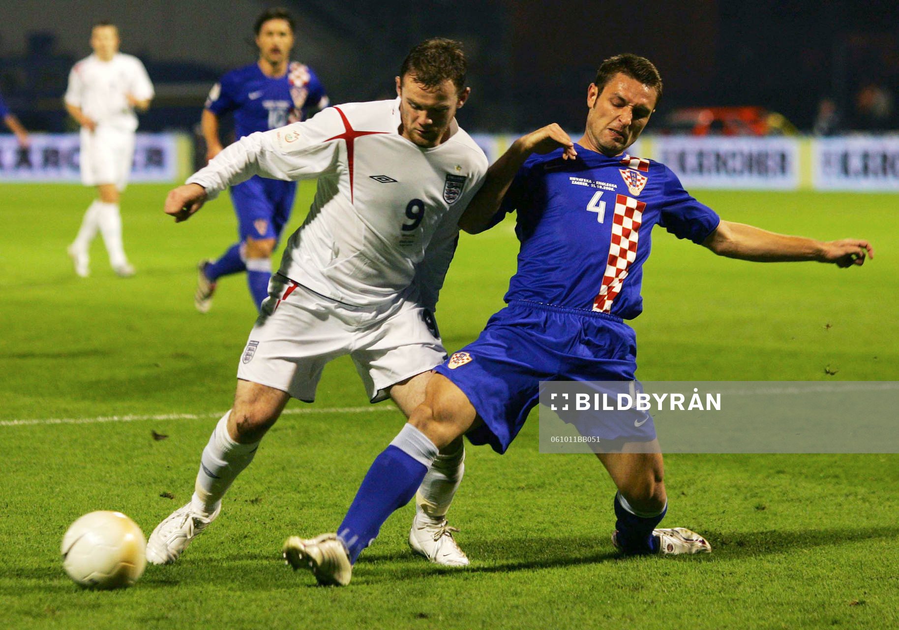  Wayne Rooney,  England tacklas av Robert Kovac, Kroatien.