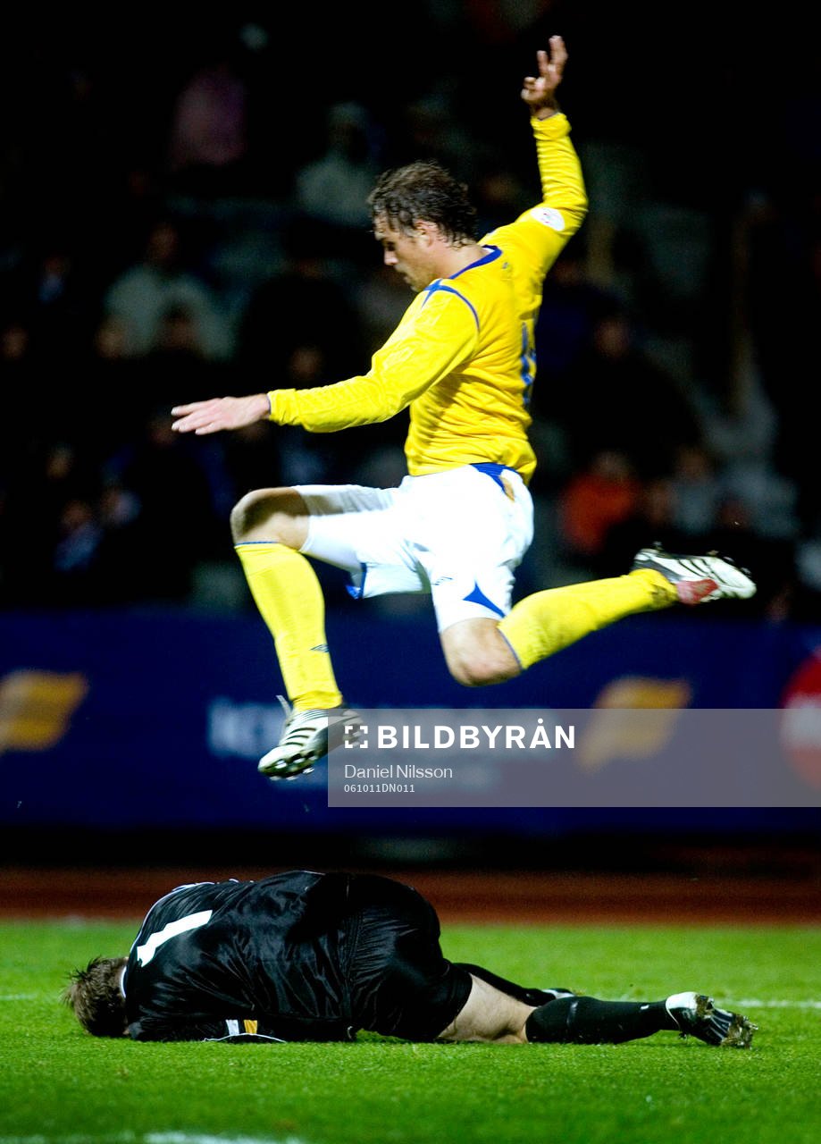 Johan Elmander, Sverige och Arni Arason, (målvakt) Island