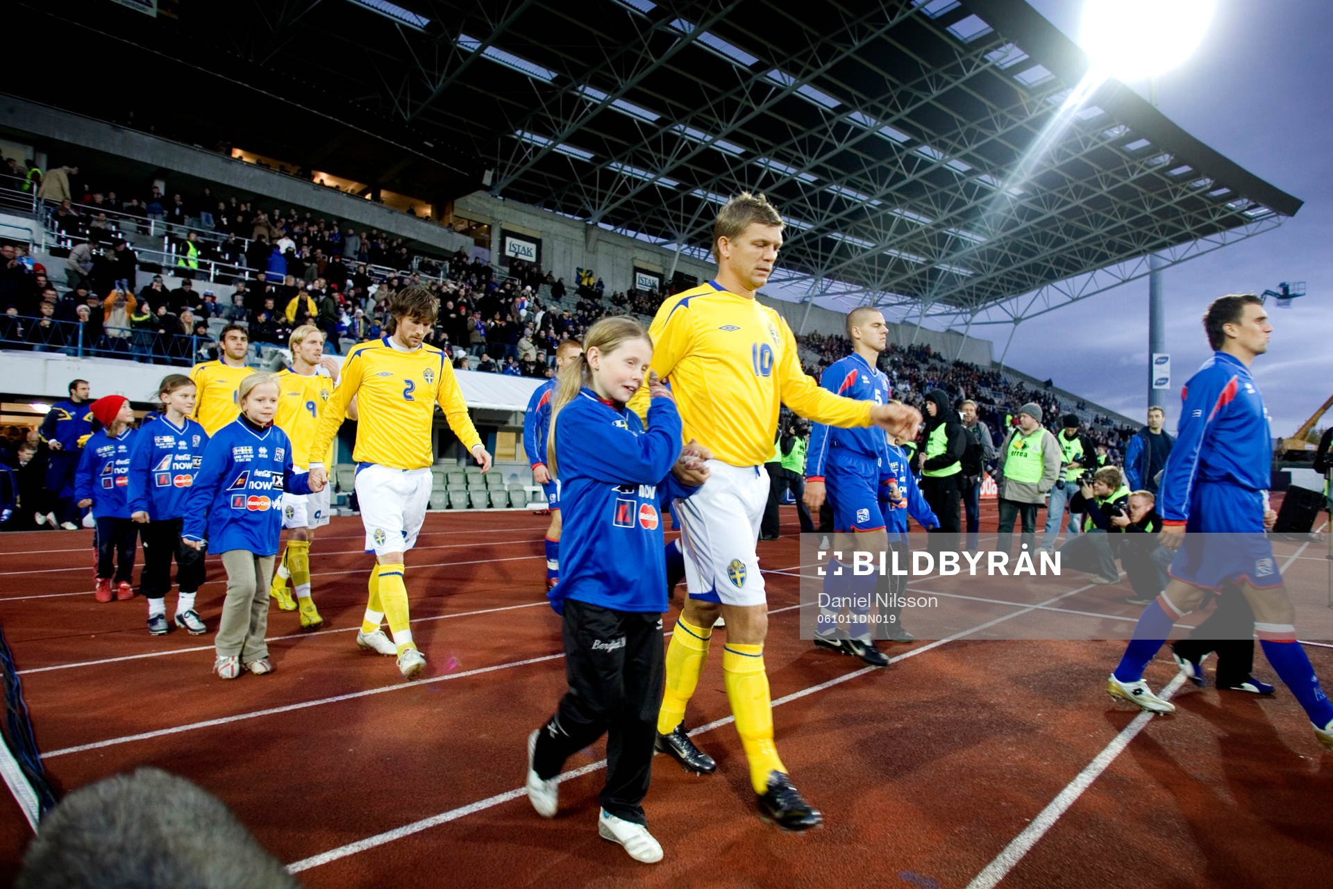 Spelarentré på arenan Laugardarsvöllor. Marcus Allbäck,