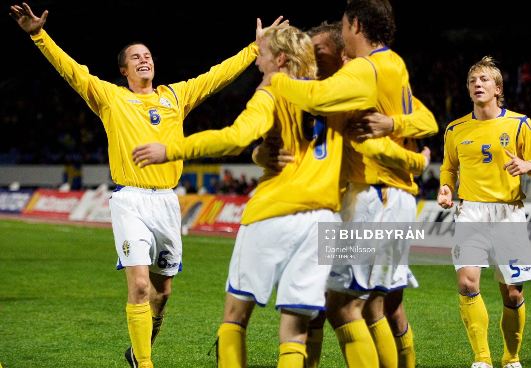 Christian Wilhelmsson, Sverige, har gjort 2-1. Daniel