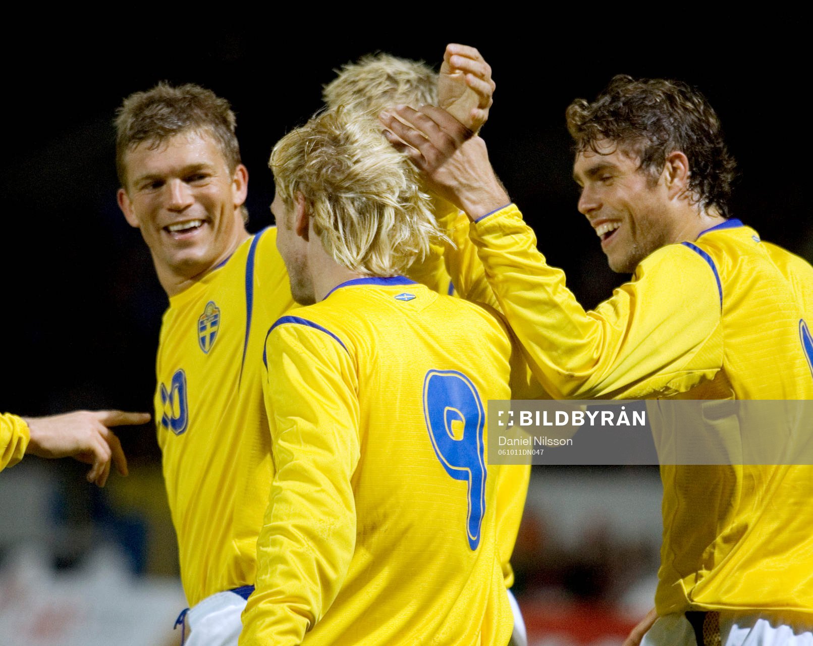Christian Wilhelmsson, Sverige, har gjort 2-1. Marcus