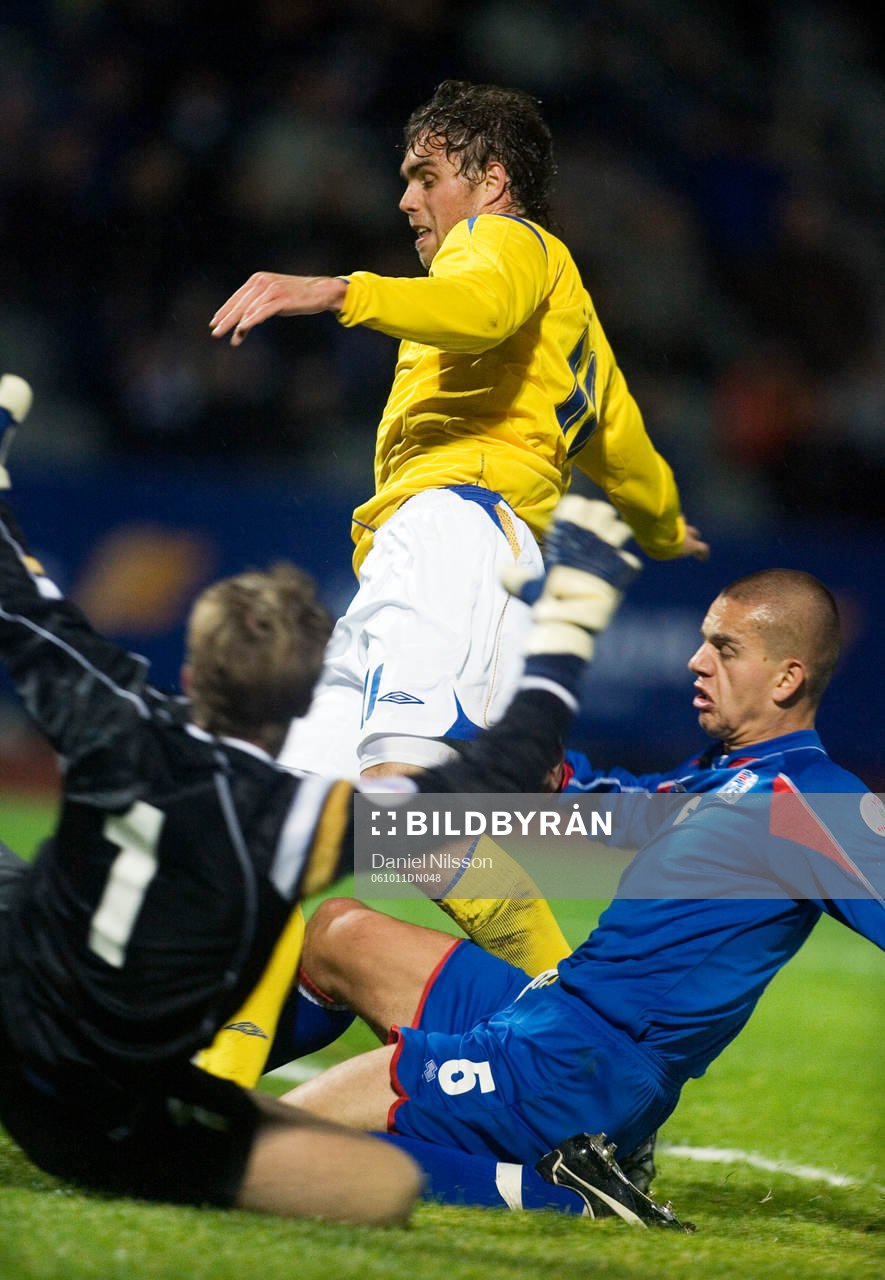 Johan Elmander,  Sverige och Arni Arason (målvakt) och