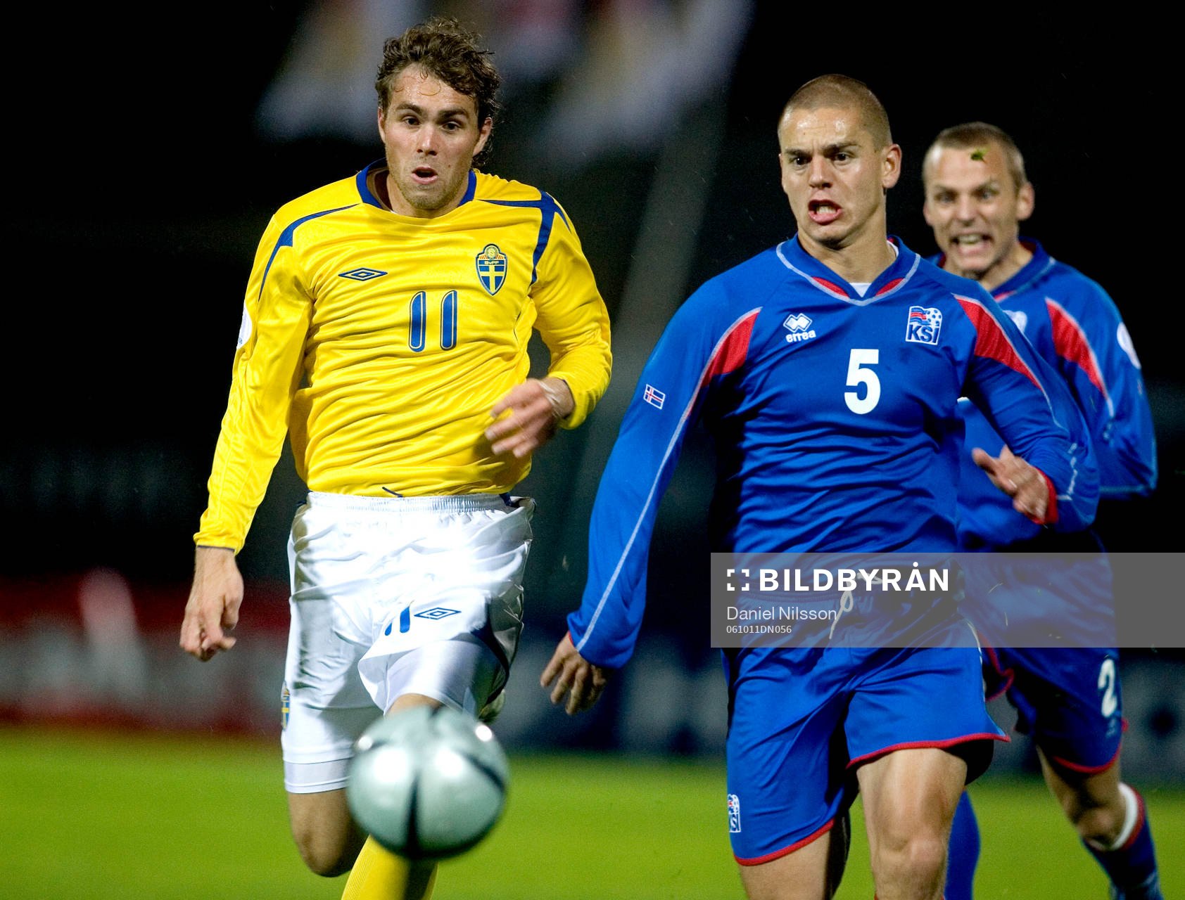 Johan Elmander,  Sverige och Ivar Ingimarsson, Island