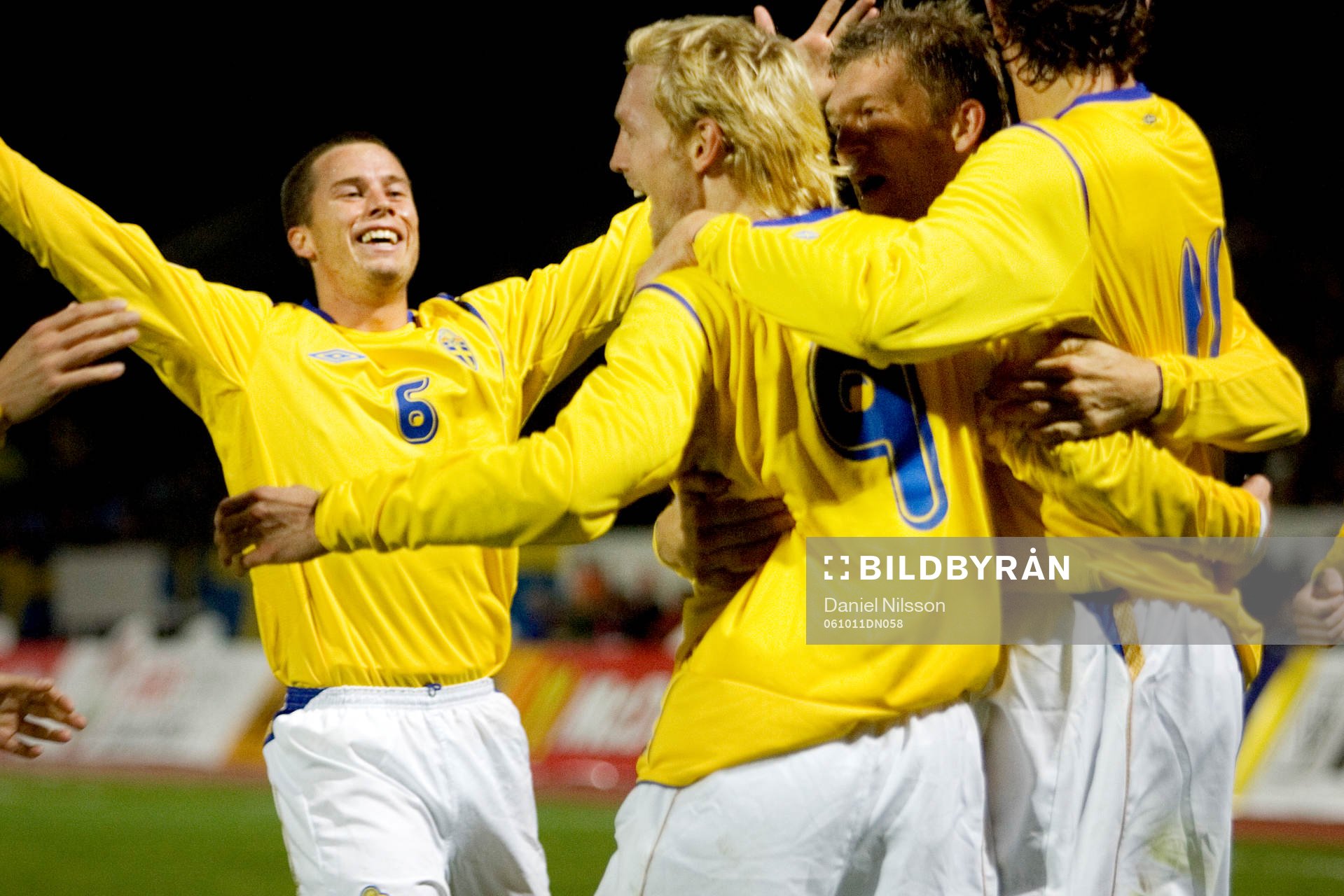 Christian Wilhelmsson, Sverige, har gjort 2-1. Daniel