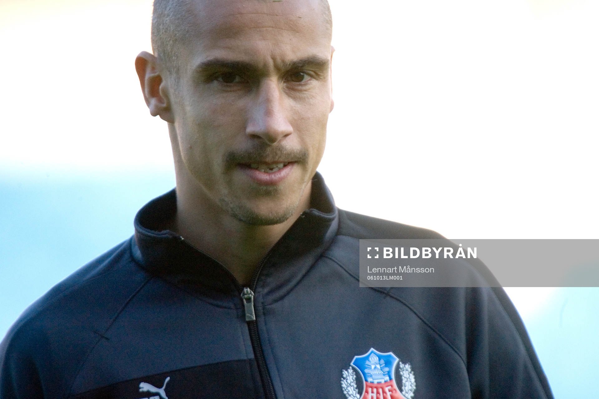 En sammanbiten Henrik Henke Larsson avbryter träningen