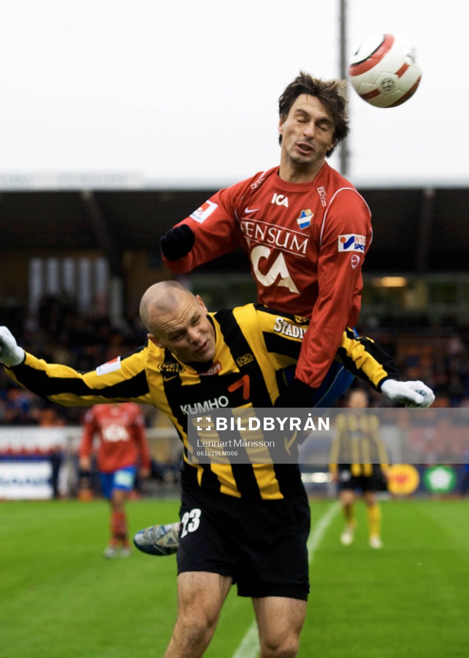 Paulo Figueiredo klättrar på Peter Olofsson