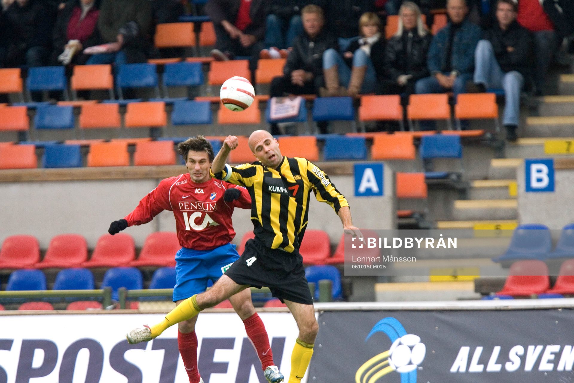  Paulo Figueiredo, Öster, i nickduell med Teddy Lucic, Häcken.