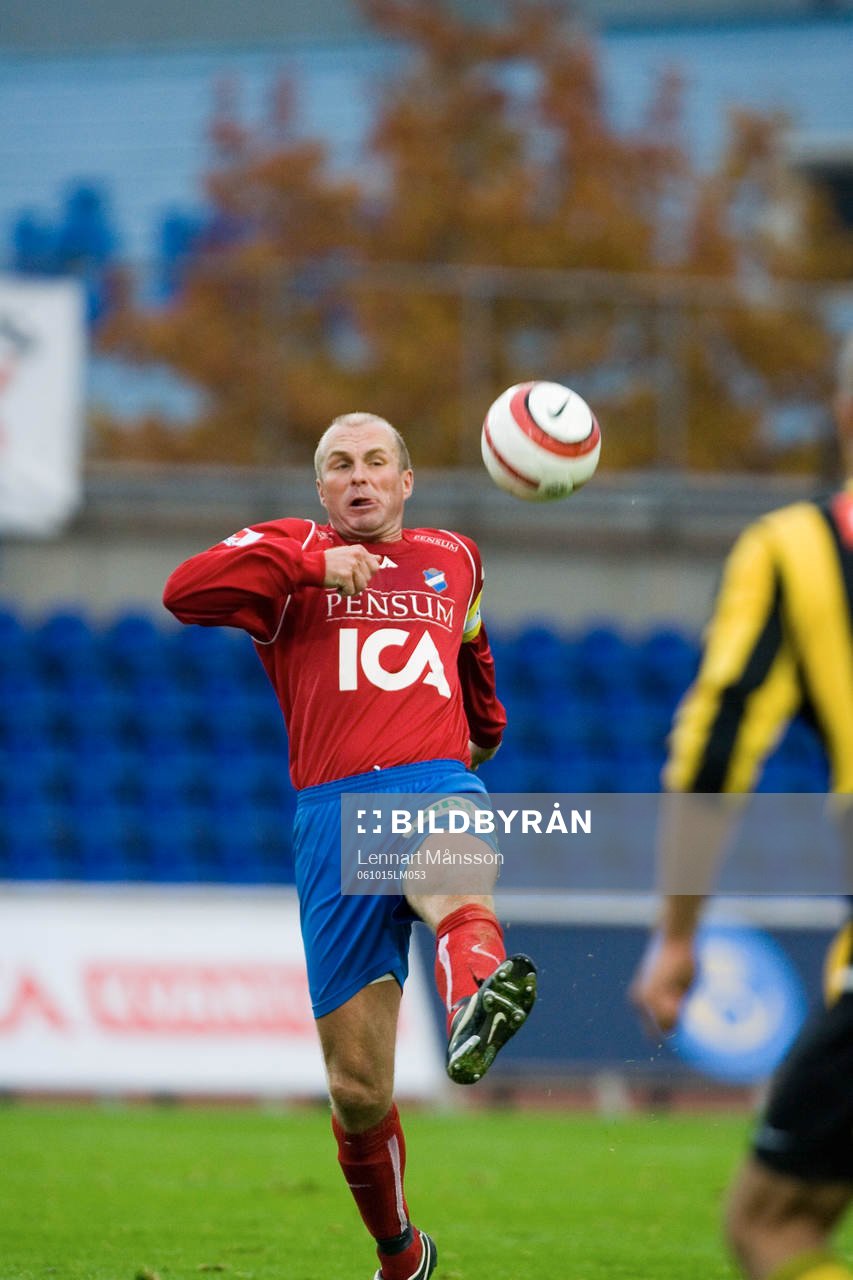 Peter Wibrån, Öster, har bollkontroll