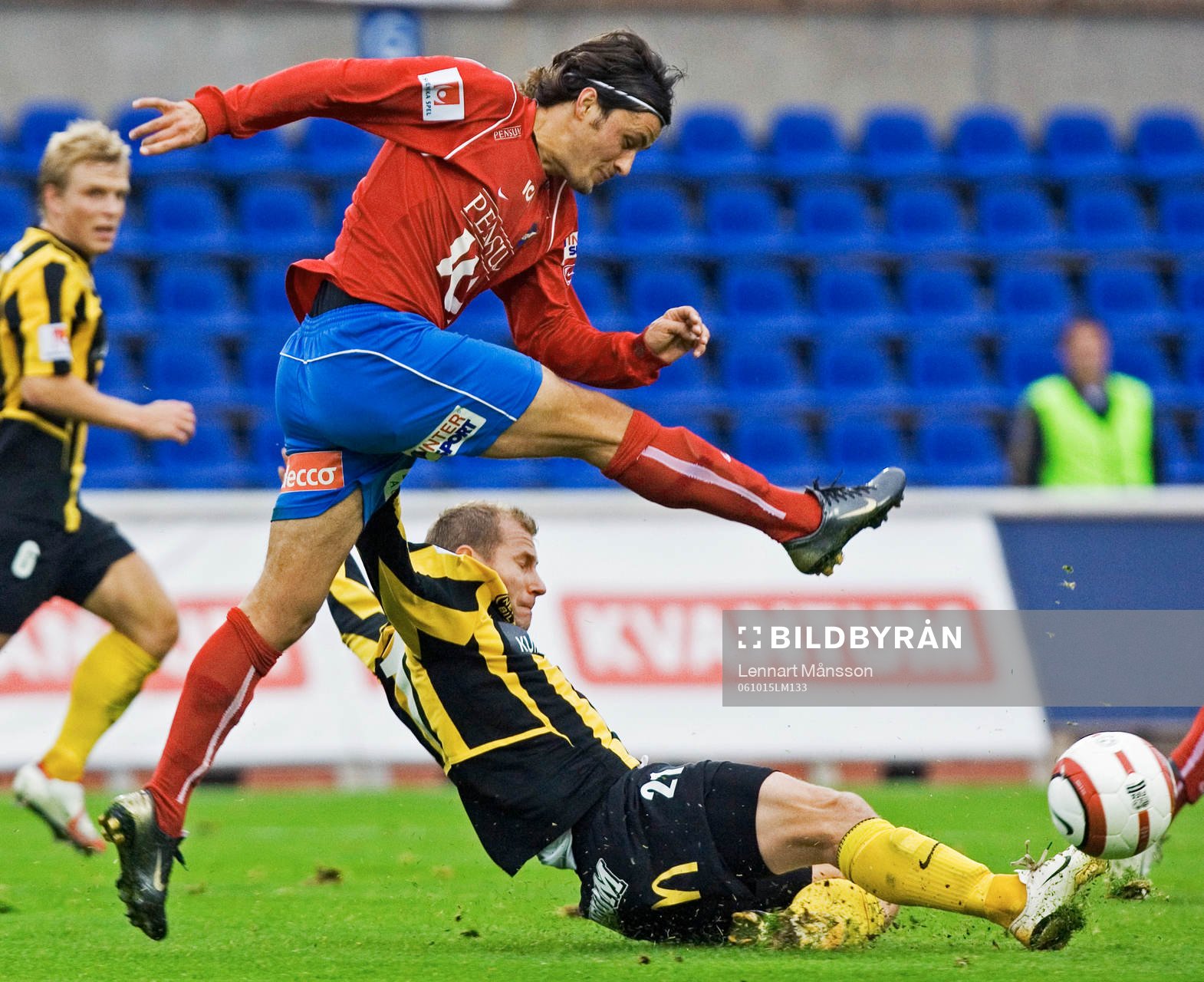 Pavel Zavadil skjuter förbi en liggande Häcken-spelare