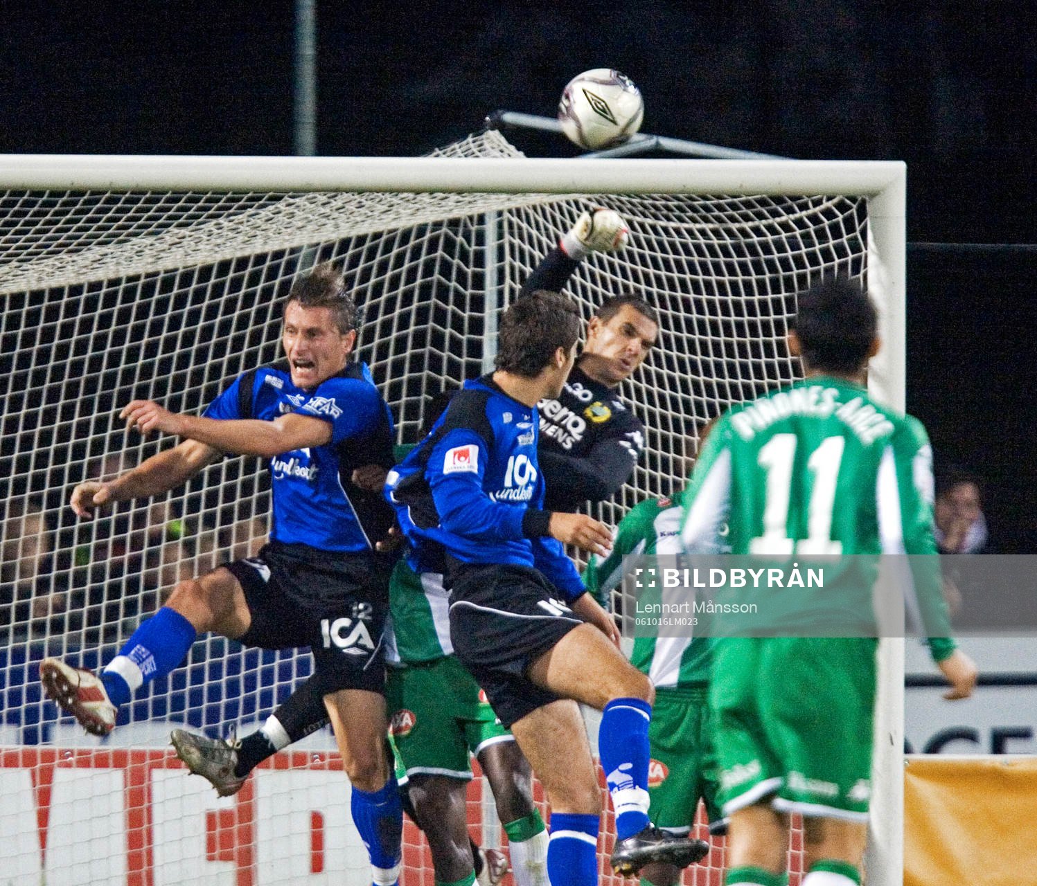 Ante Covic boxar bort bollen