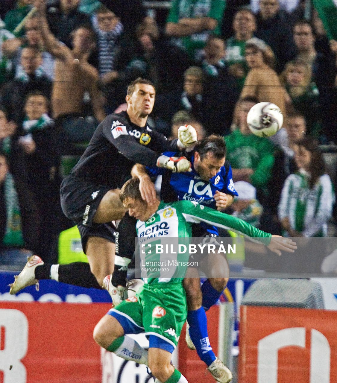 Ante Covic, målvakt, boxar bort bollen