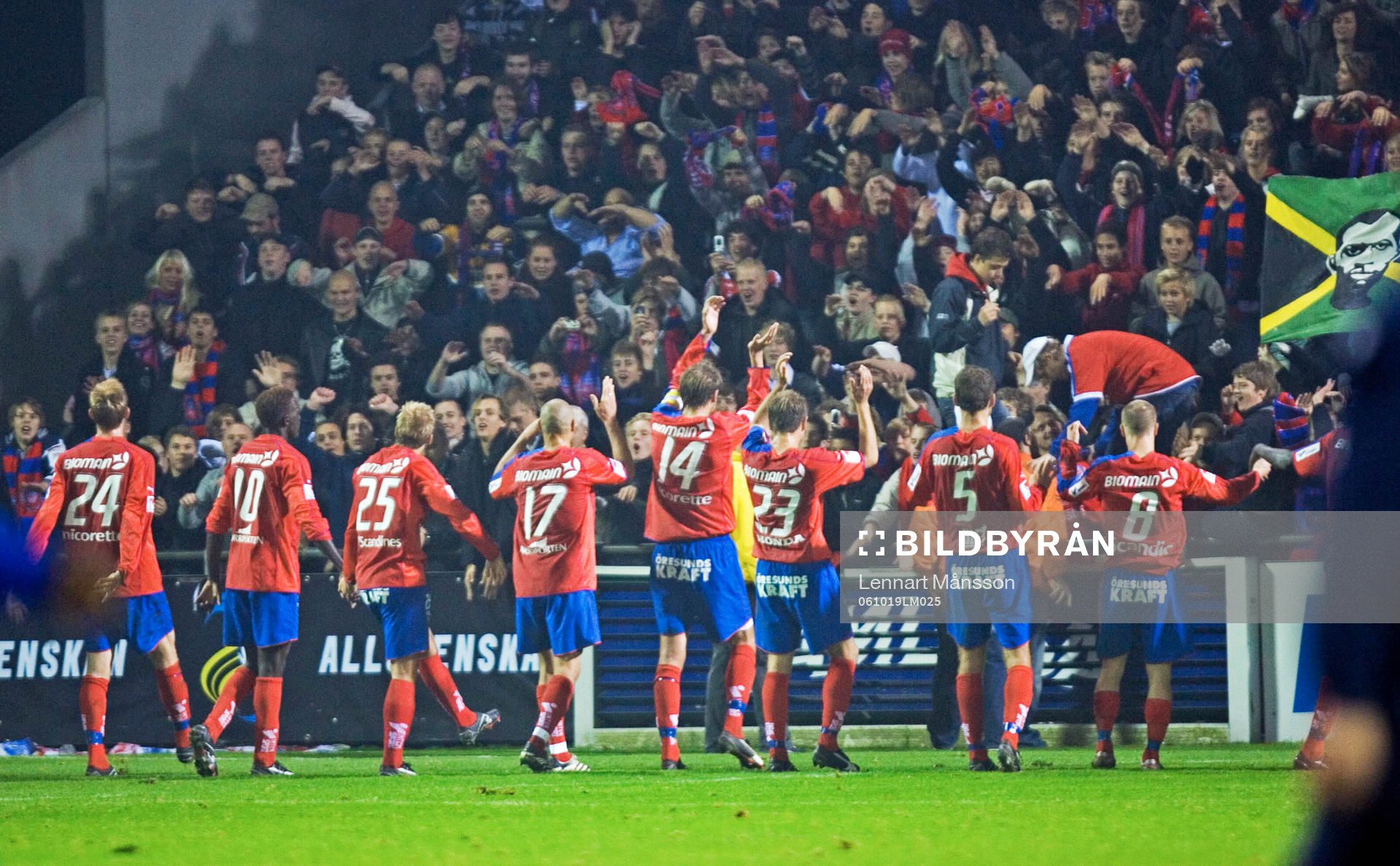  HIF-fansen hyllar sina hjältar.