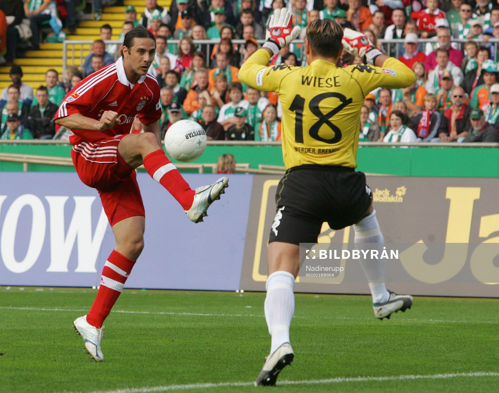   Claudio Pizarro lobbar över målvakten Tim Wiese.