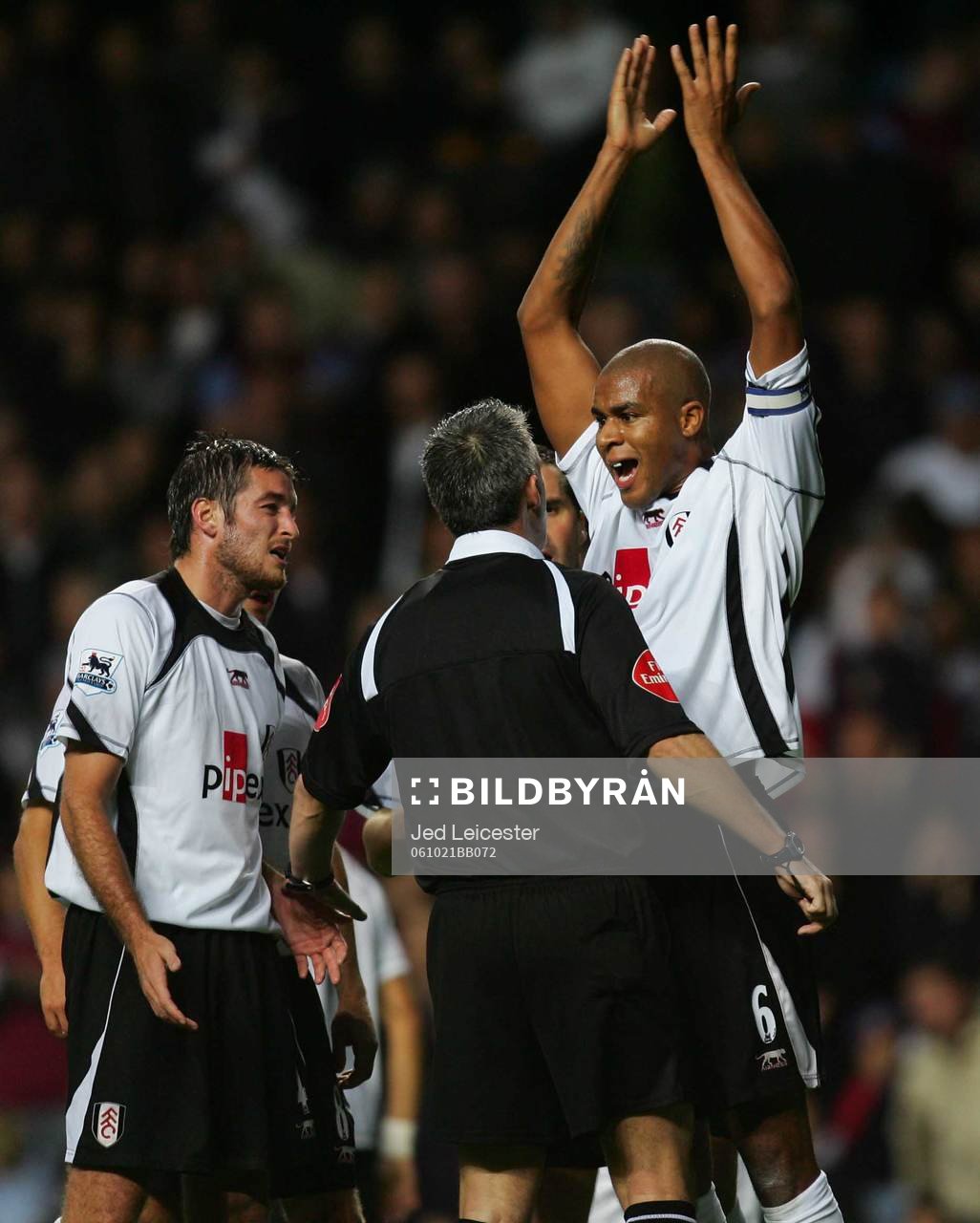   Zat Knight, Franck Queudrue och Michael Brown, Fulham klagar hos domaren Chris Foy efter ett domslut.