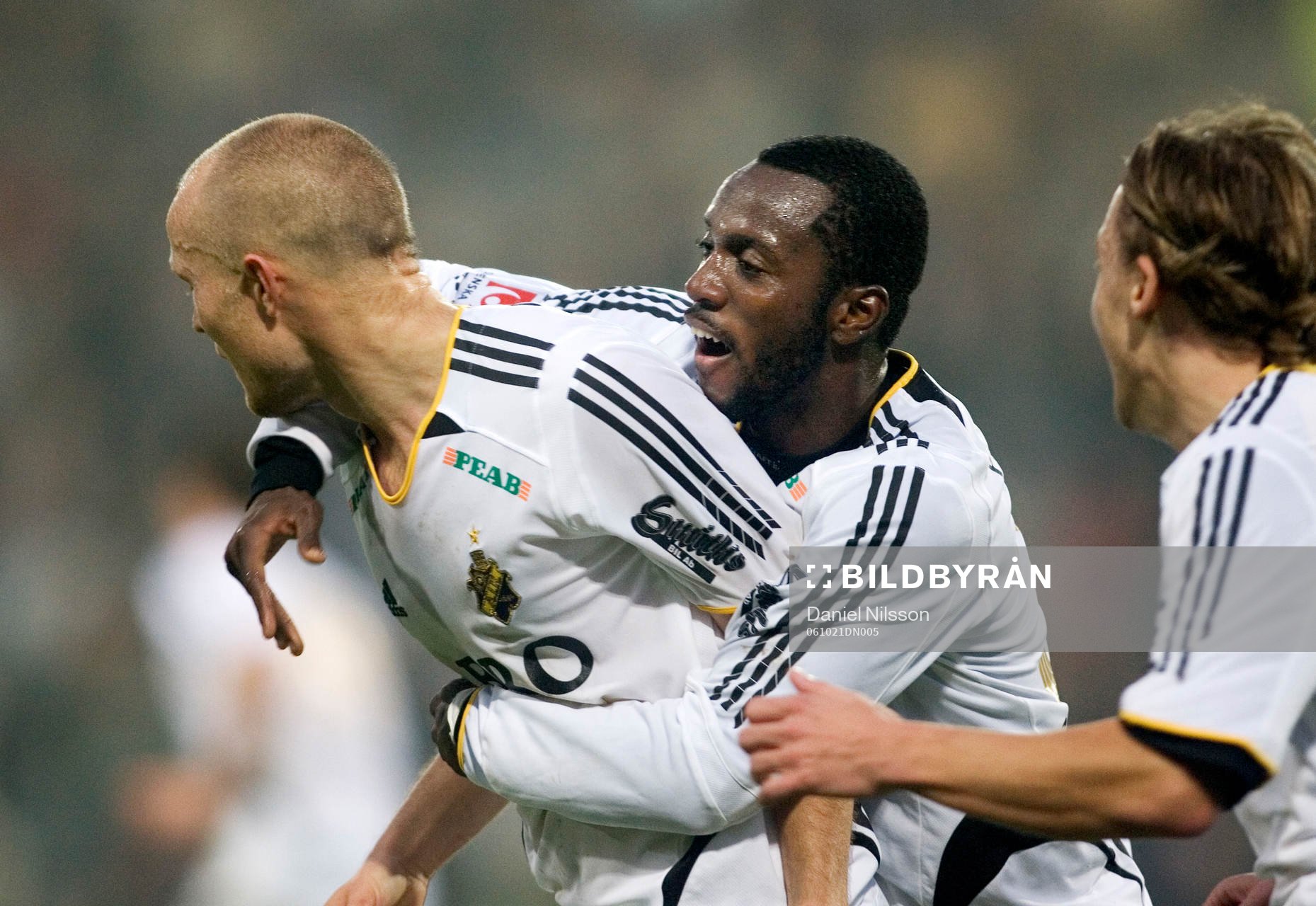  Dulee Johnson, AIK kramar om Nicklas Carlsson efter att han gjort 2-2.
