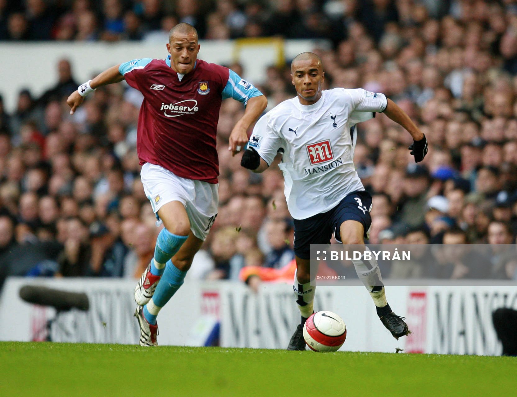 Bobby Zamora, West Ham kämpar om bollen med Benoit
