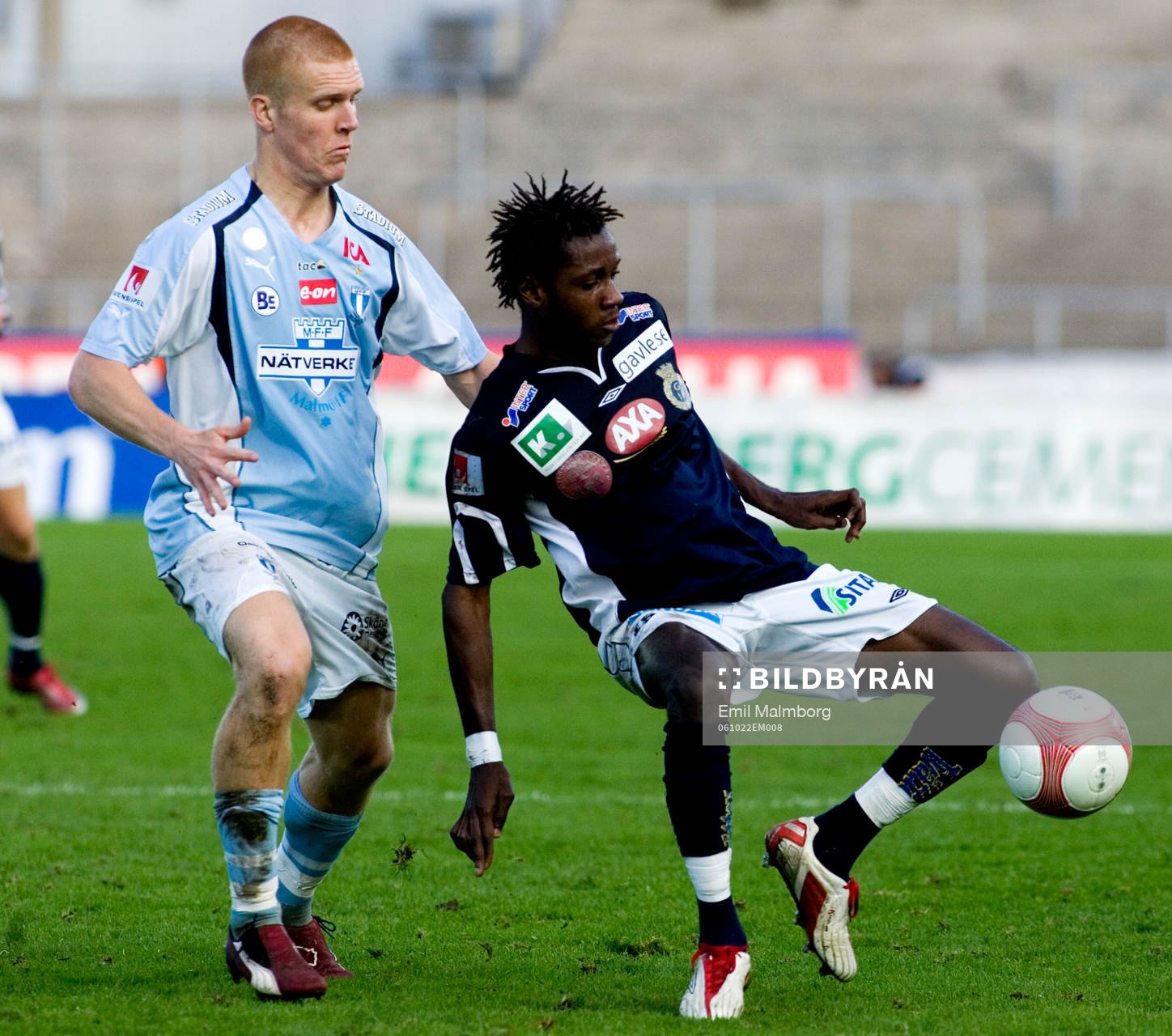  Emil Hallfredsson, Malmö. har problem med Yannick Ngabu Bapupa, Gefle