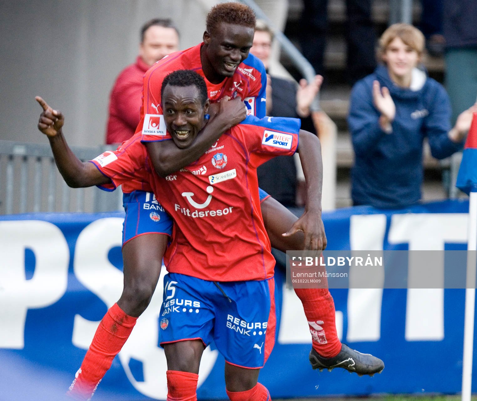 2-1, 2-målsskytten Olivier Karekezi grattas av McDonald