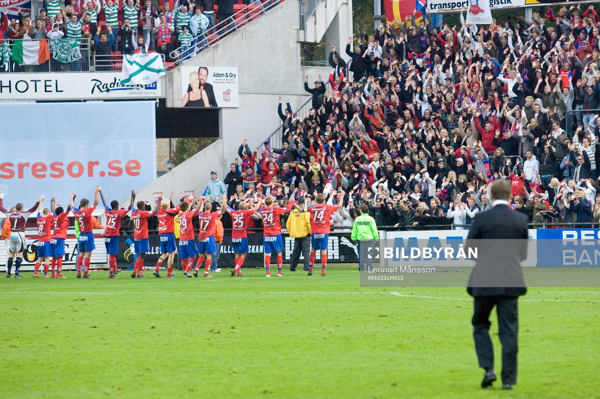  HIF tackar fansen, men Stuart Baxter, tränare, håller sig på avstånd.