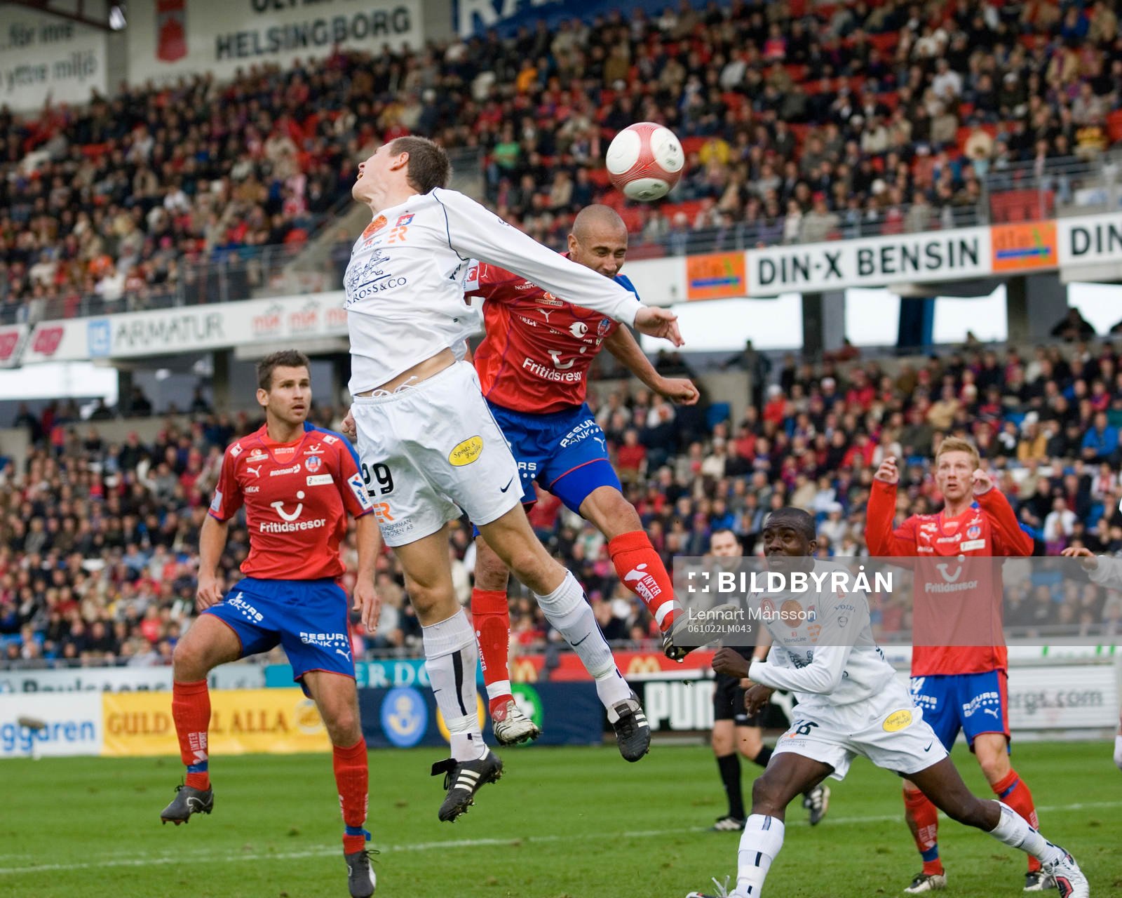 Henrik Henke Larsson nära nicka mål