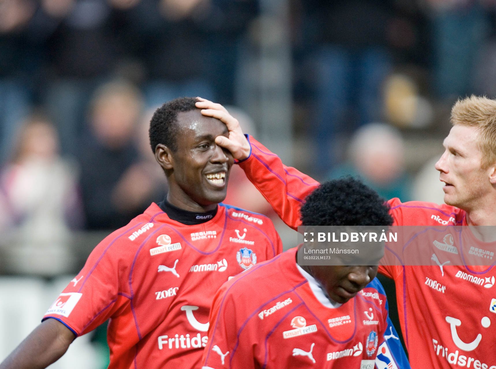 Fotboll, allsvenskan, Helsingborg - Örgryte: 2-1, 2-målsskytten Olivier Karekezi grattas av Fredrik Björck, som sätter en finger i ögat på hjälten. 