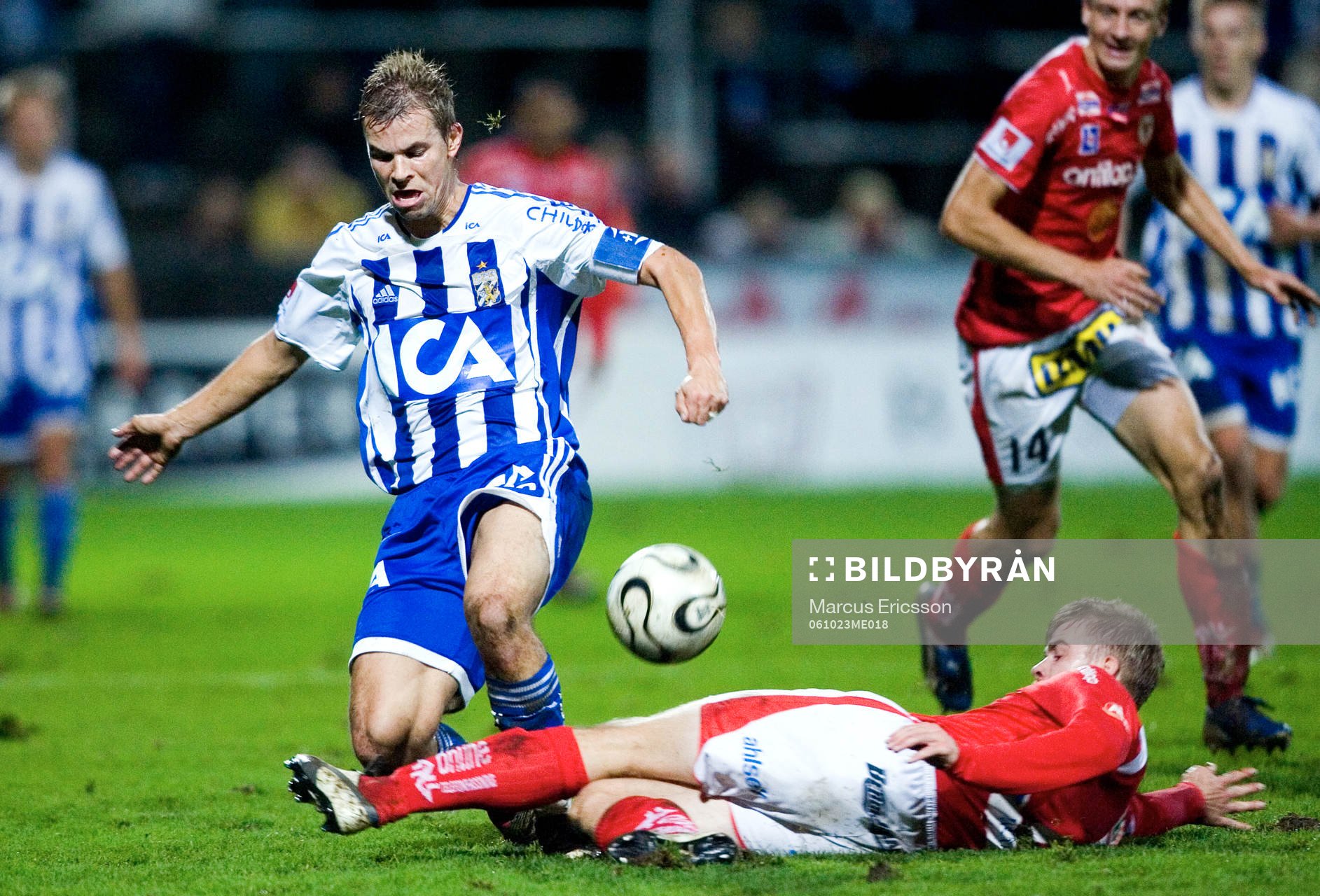 Niclas Alexandersson, glidtacklas av Mikael Eklund, Kalmar