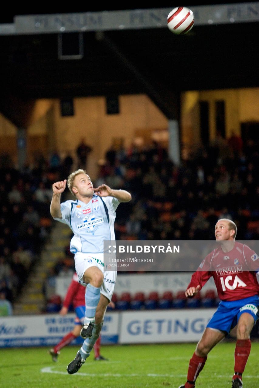 Anders Andersson nickar undan framför Peter Wibrån
