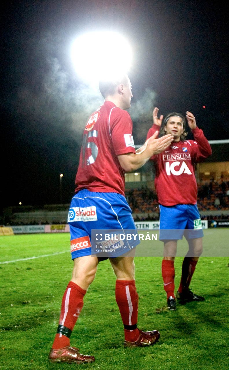  Matchhjälten Daniel Svensson och passningsläggaren Pavel Zavadil jublar i den sena kalla kvällen.