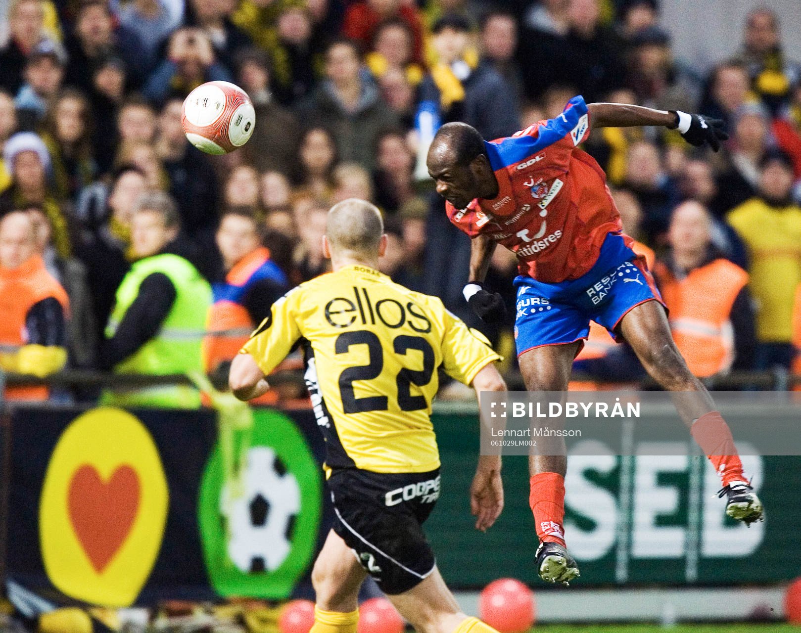 Luton Shelton nickar i slutminuterna, men Johan Wiland