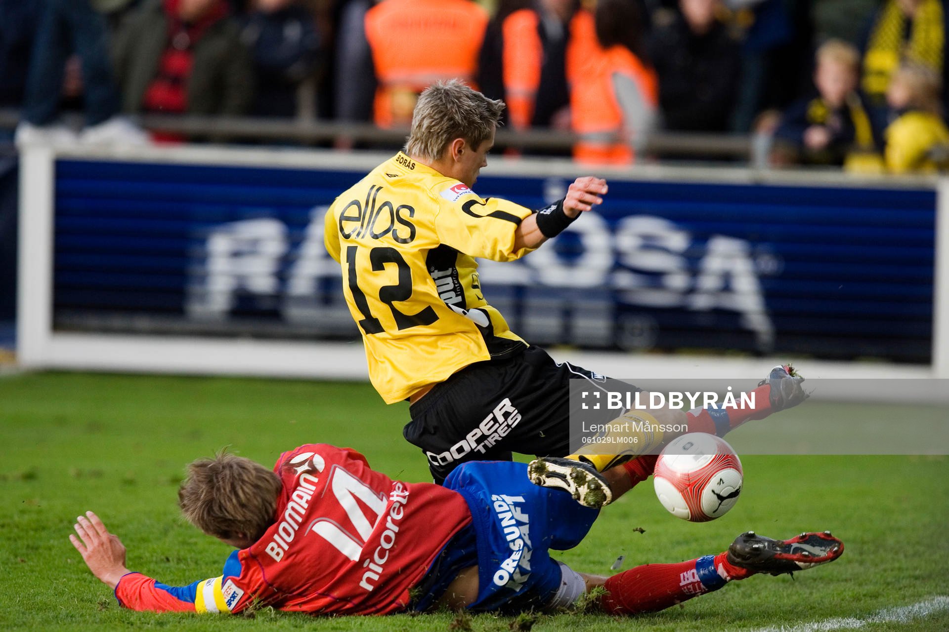 spelare kämpar om bollen