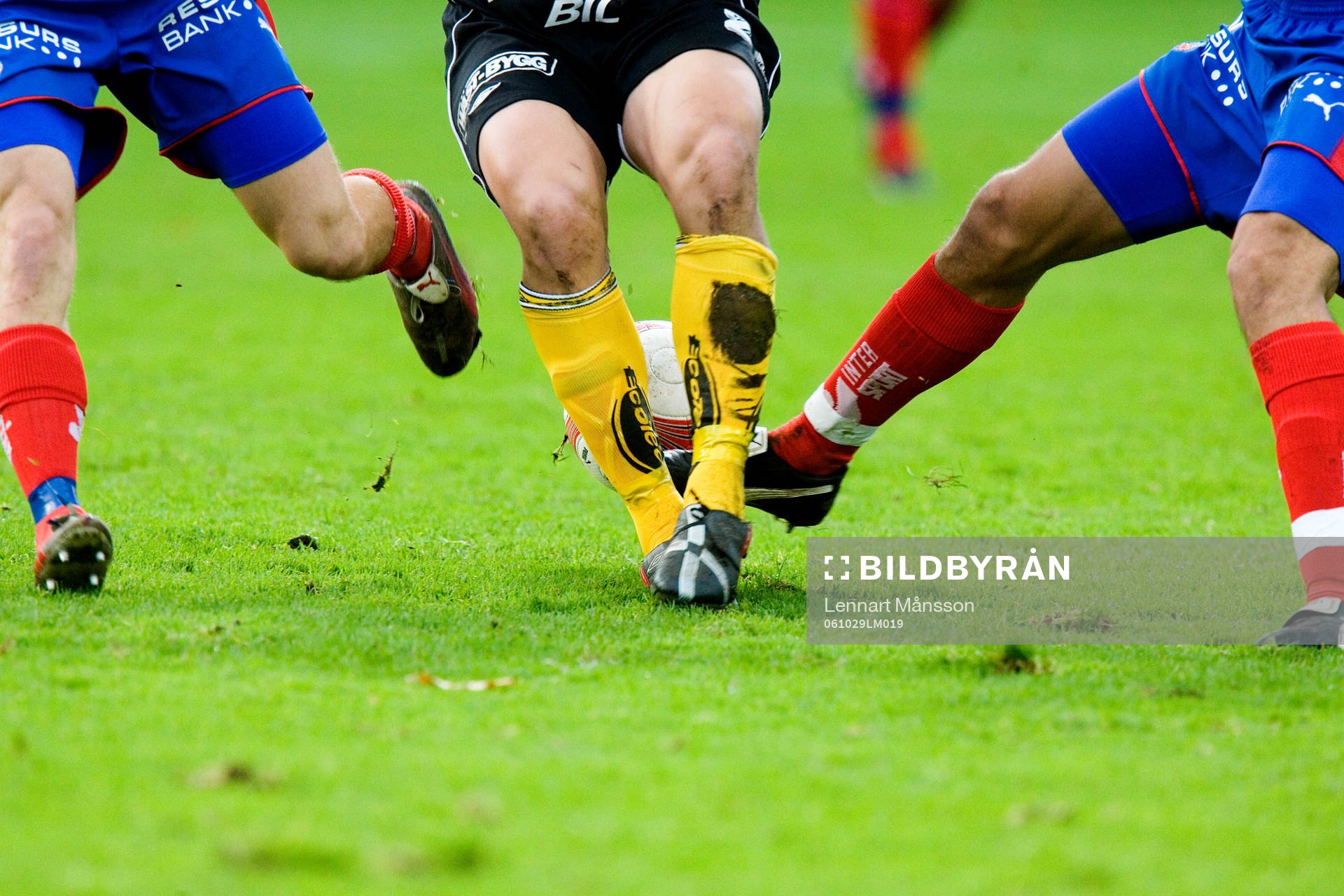 Närkamp om bollen, ben, fötter, dribbling