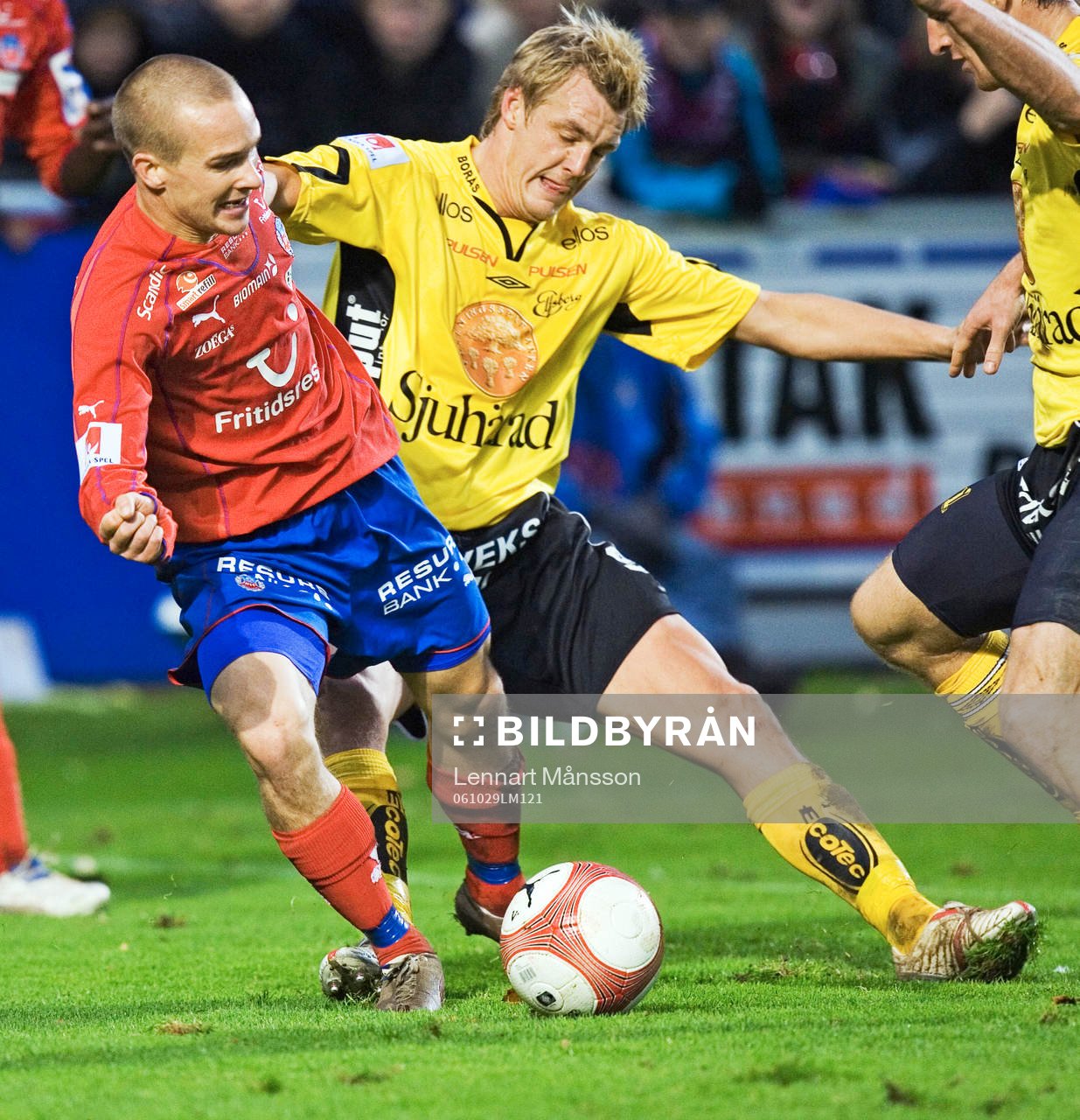 Mathias Svensson trycker Fredrik Svanbäck