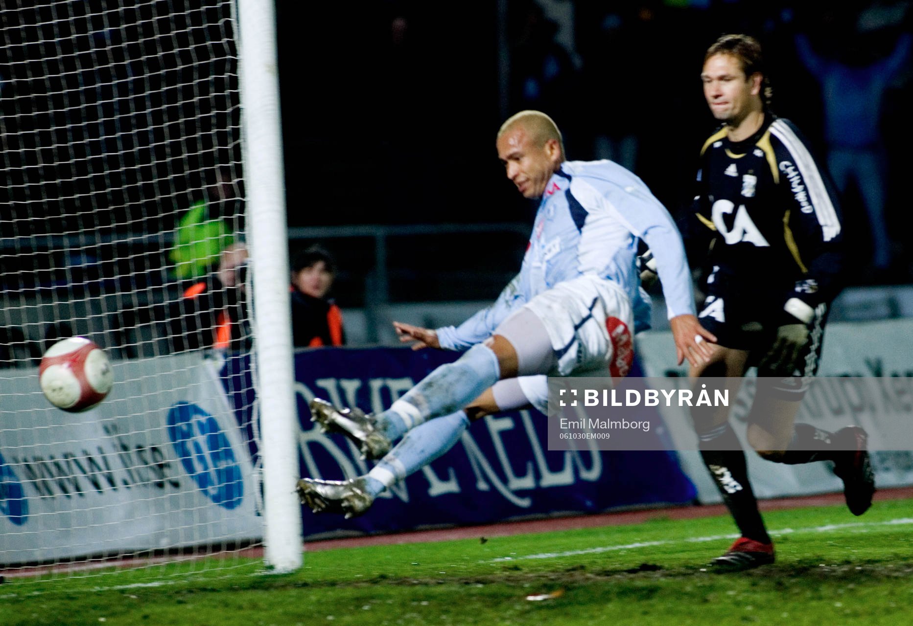 Junior, Malmö gör 2-0. Bengt Andersson ser på