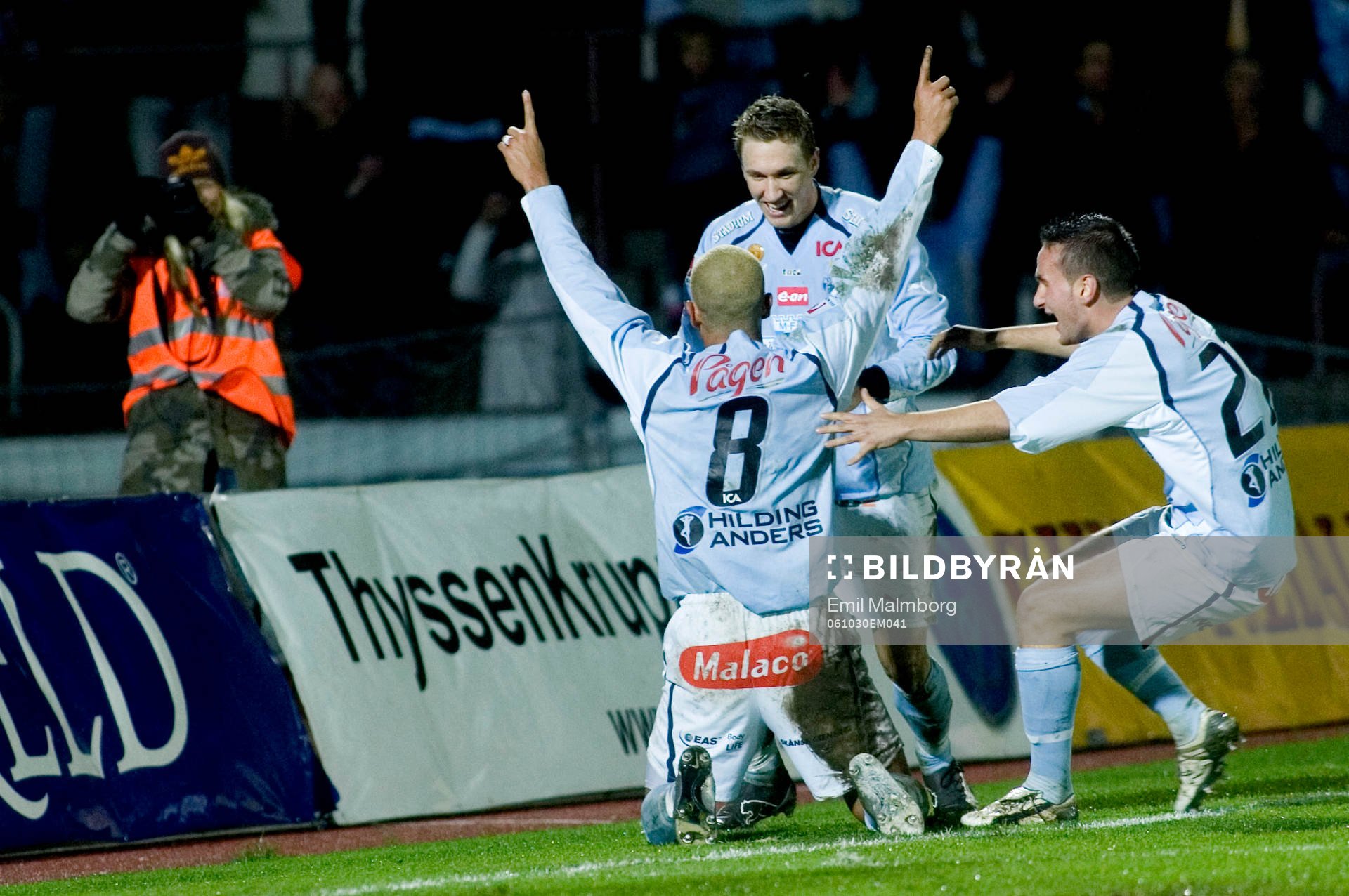  Jubel. Junior, MFF har gjort sitt andra för kvällen. Markus Pode och Ulrich Vinzents gratulerar.