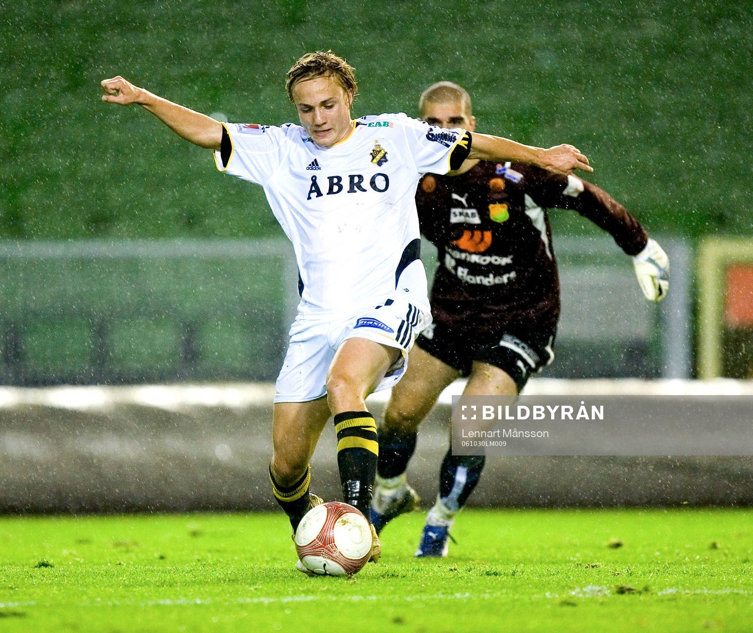 Pierre Bengtsson jagas av GAIS målvakt Dime Jankulovski