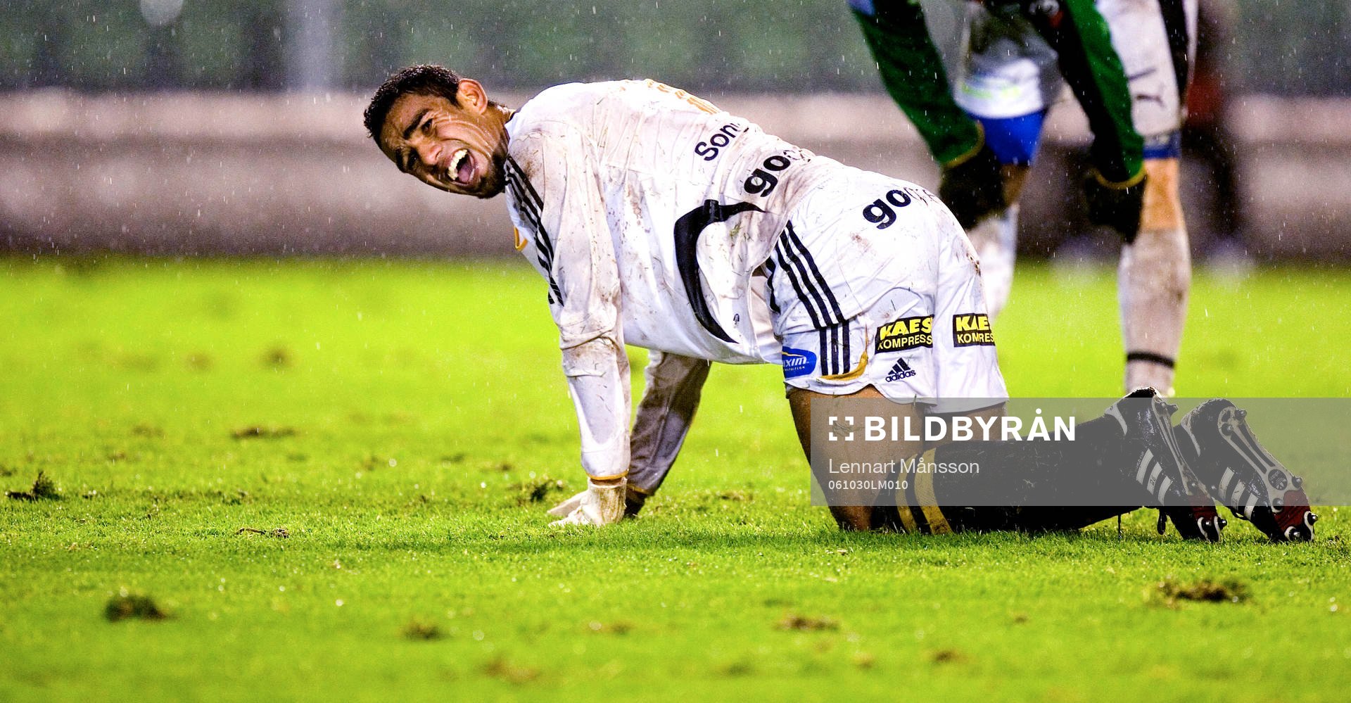 Wilton Figueiredo har sparkats ner och grimaserar
