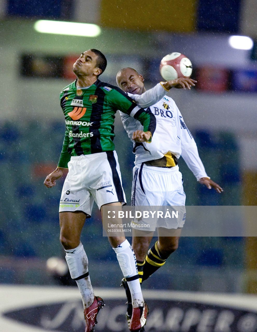 Jimmy Tamandi och Bobby Friberg de Cruz nickduellerar