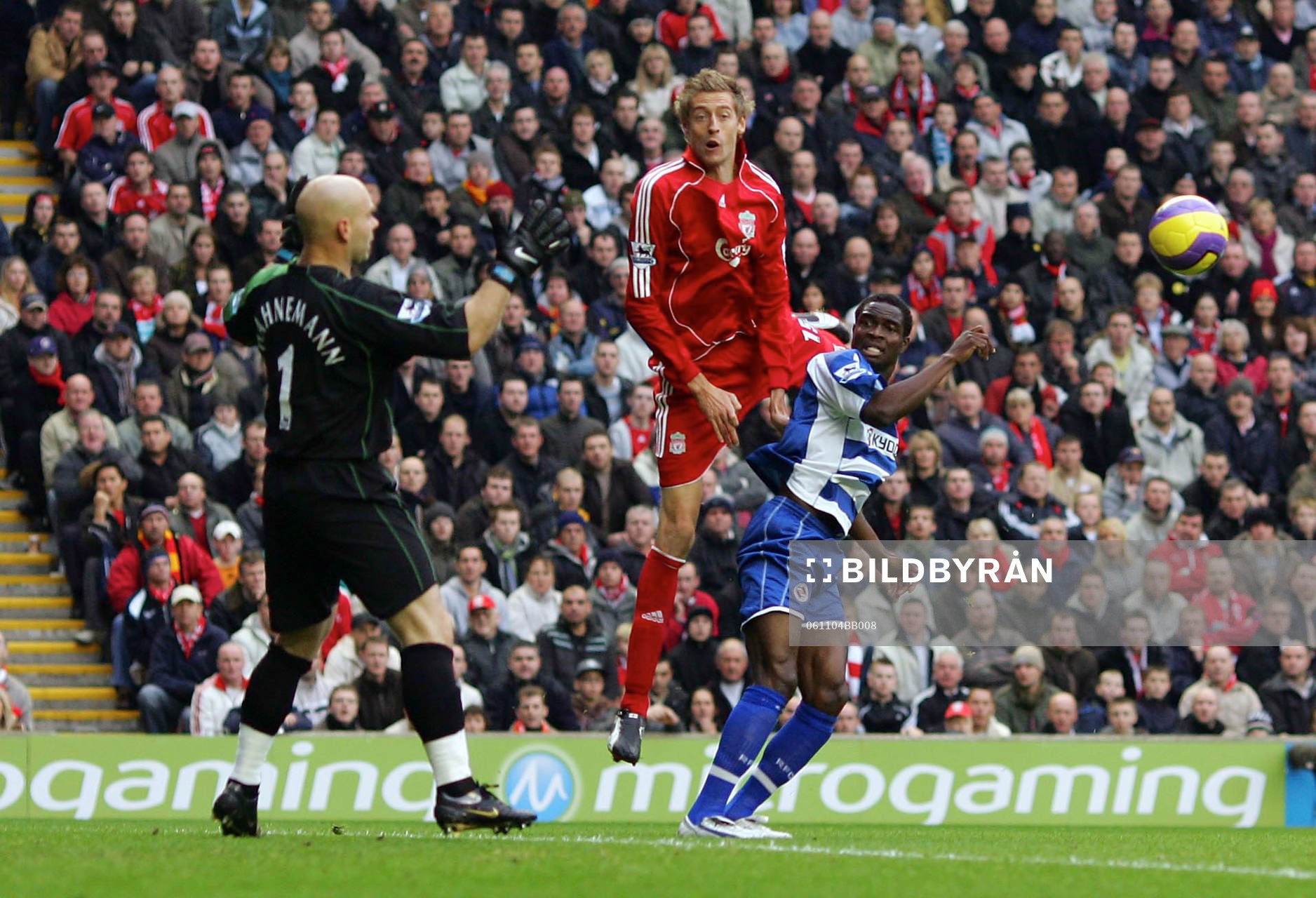 Peter Crouch, Liverpool, nickar till Dirk Kuyt som gör