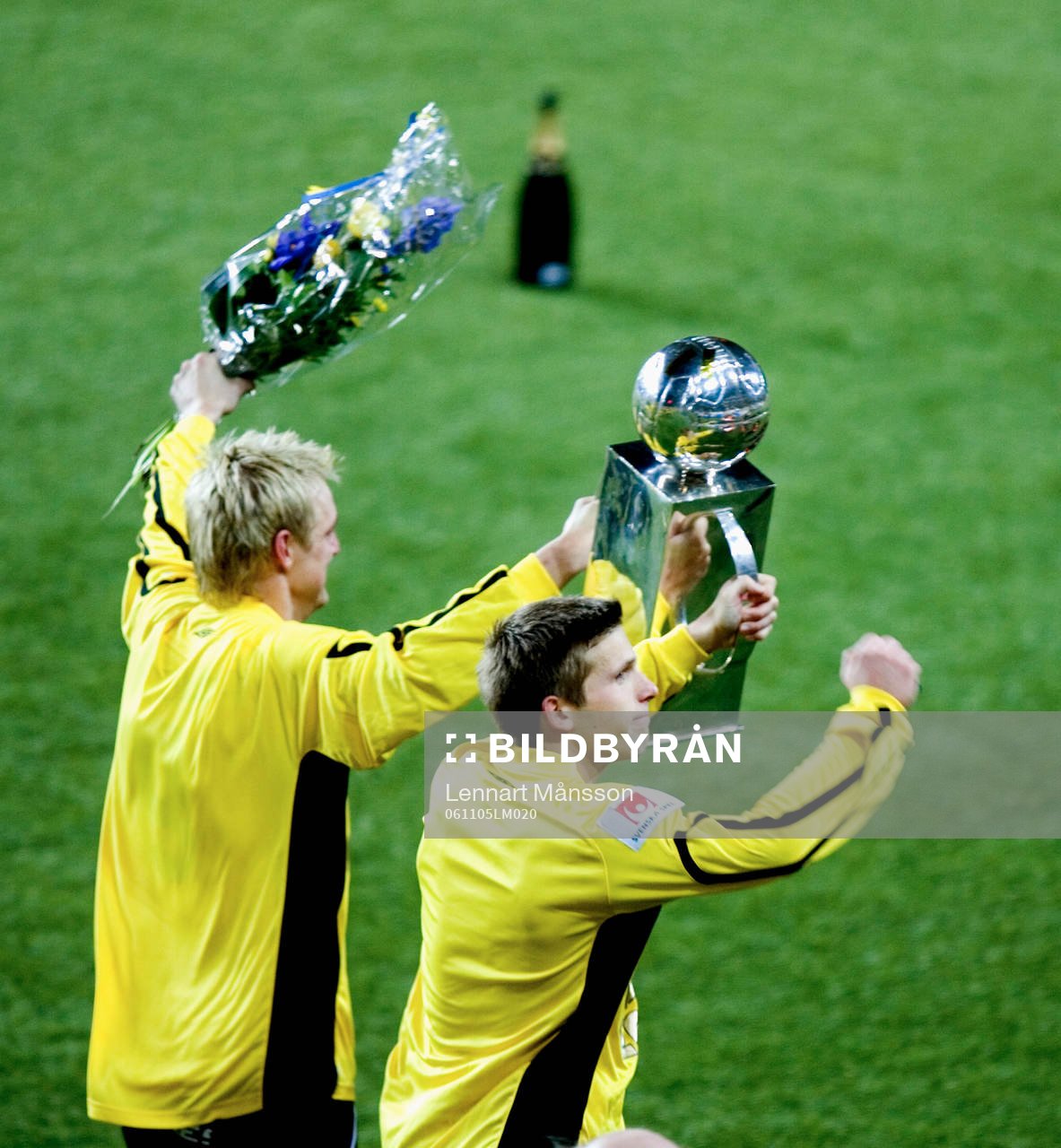 Guldjubel, Mathias Svensson och Anders Svensson. Med Lennart Johanssons pokal och med champagnen på konstgräset. Svenska Mästare, SM-guld, jubel.
