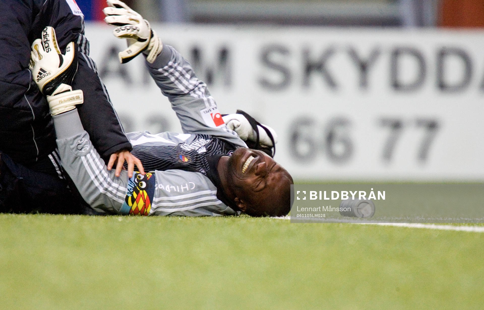 Pa Demba Tourray, målvakt, skadad, skriker ut sin smärta