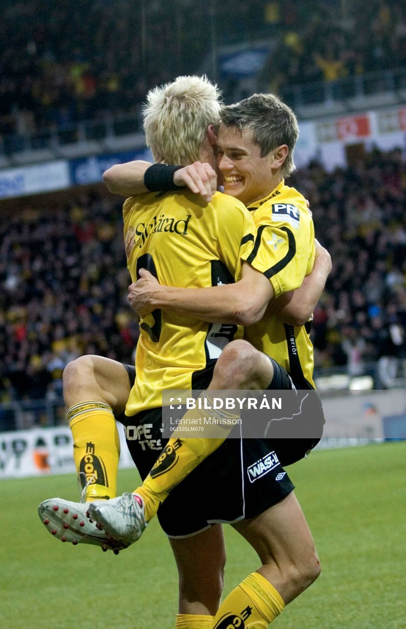1-0, guldjubel Mathias Svensson och Joakim Sjöhage. Jubel,