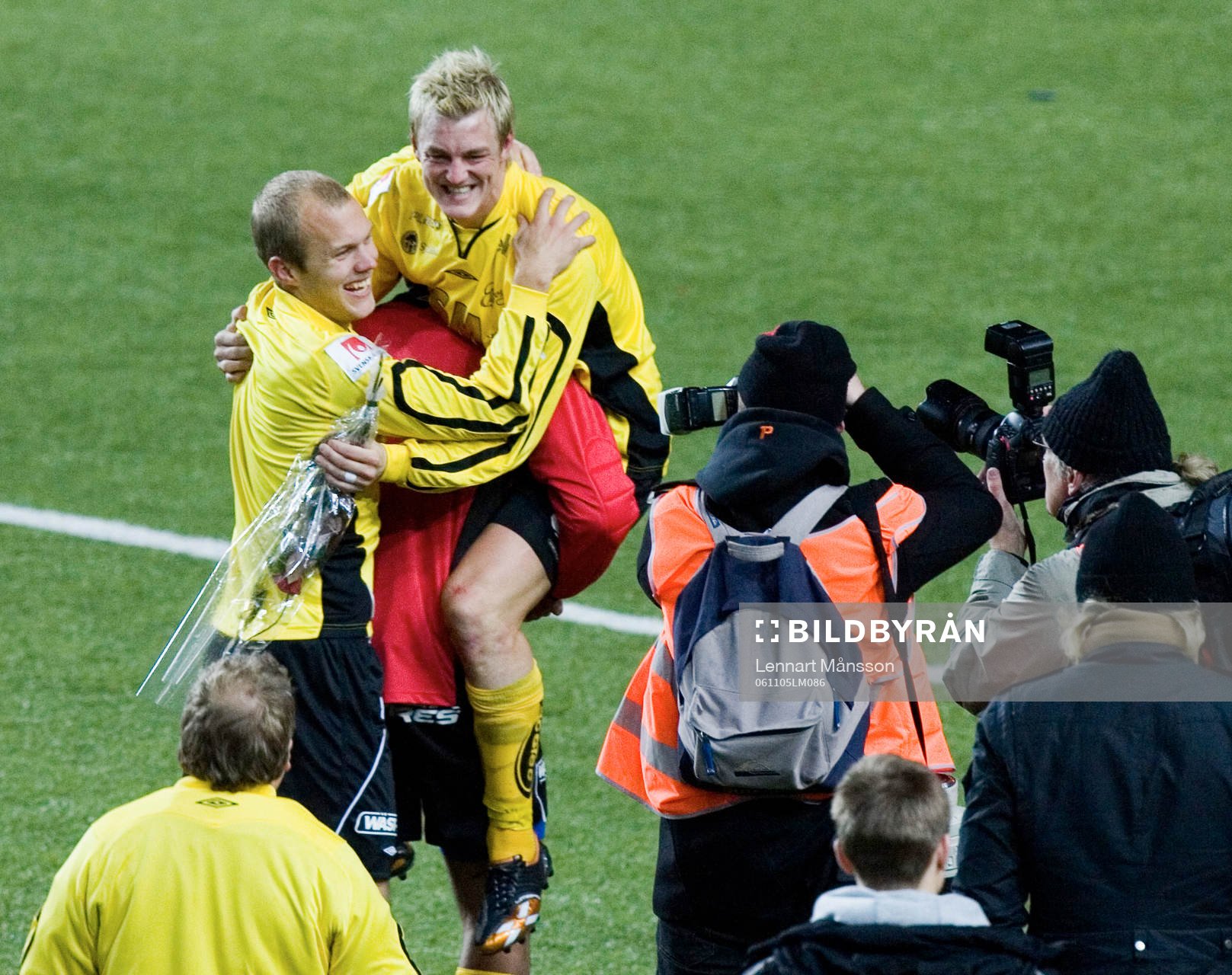 Guldjubel, Mathias Svensson hissas. Svenska Mästare,