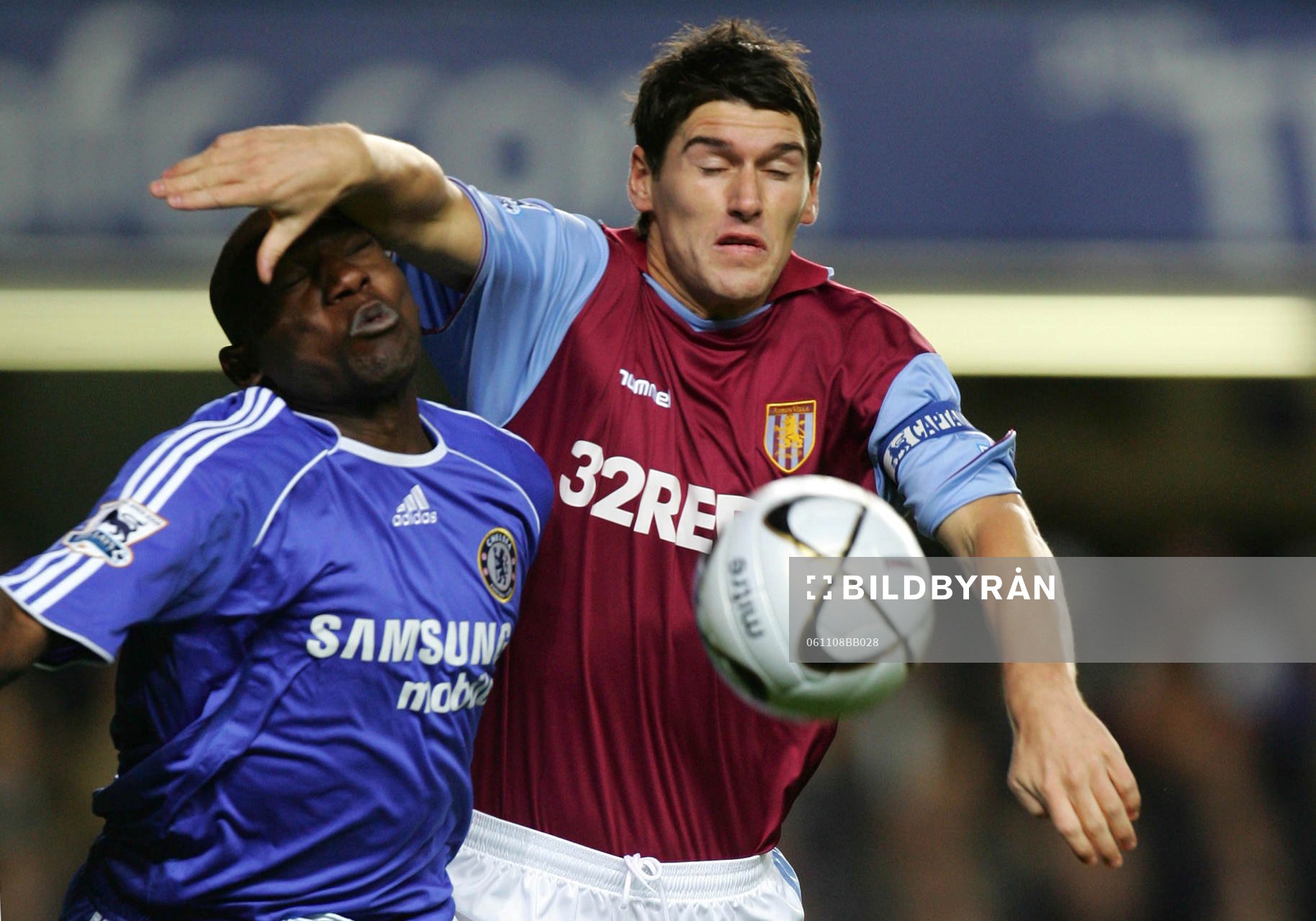  Gareth Barry, Aston Villa trycker undan Geremi, Chelsea.