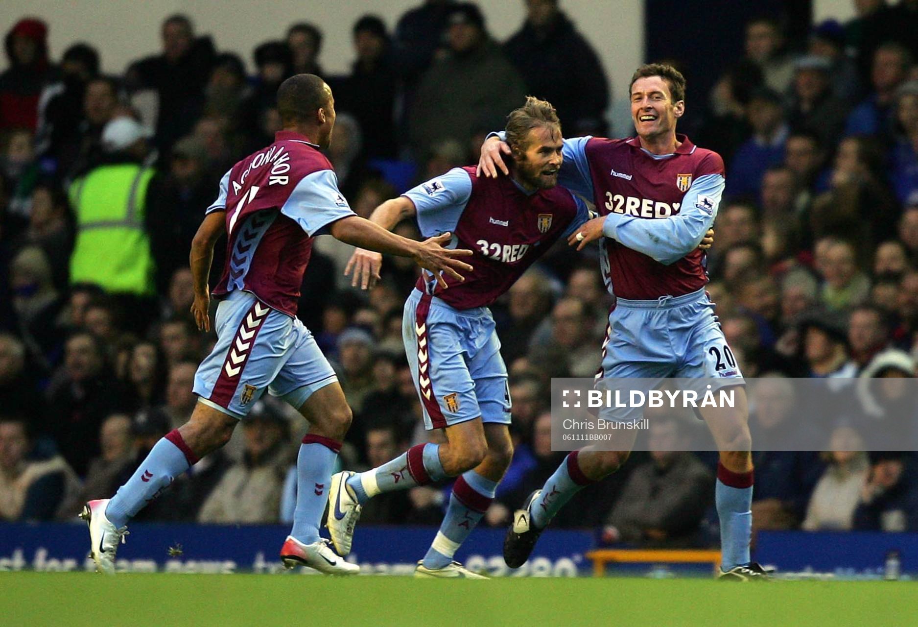  Chris Sutton och Olof Mellberg, Aston Villa (Jubel)
