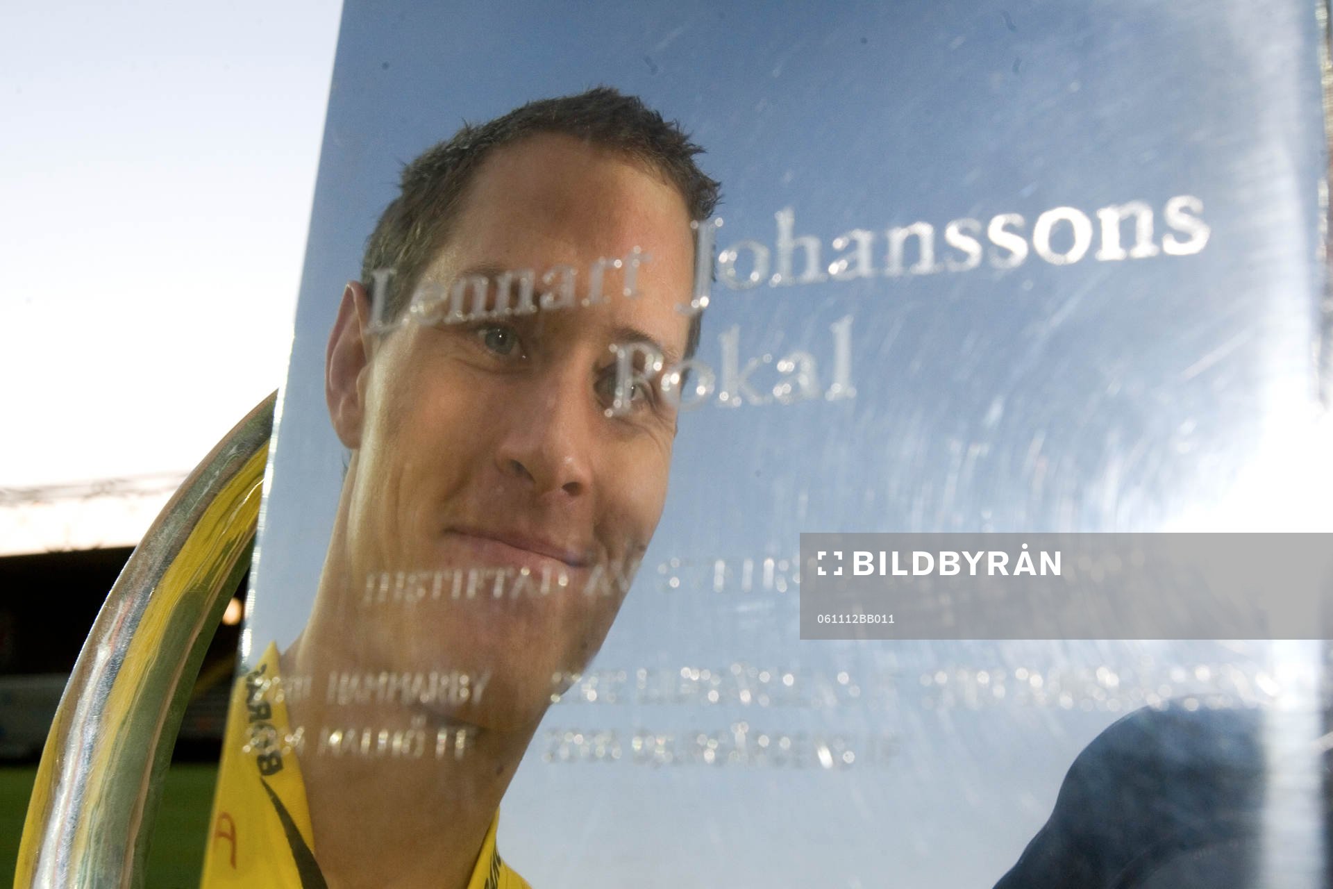 Jon Jönsson höjer Lennart Johanssons pokal