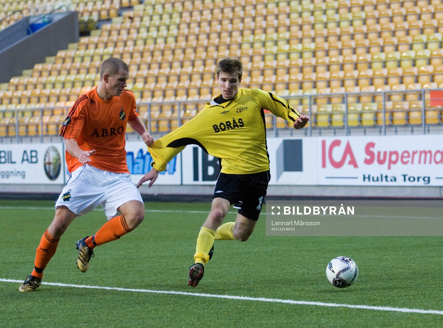 Robert Åhman-Persson drar Jesper Arvidsson i tröjan