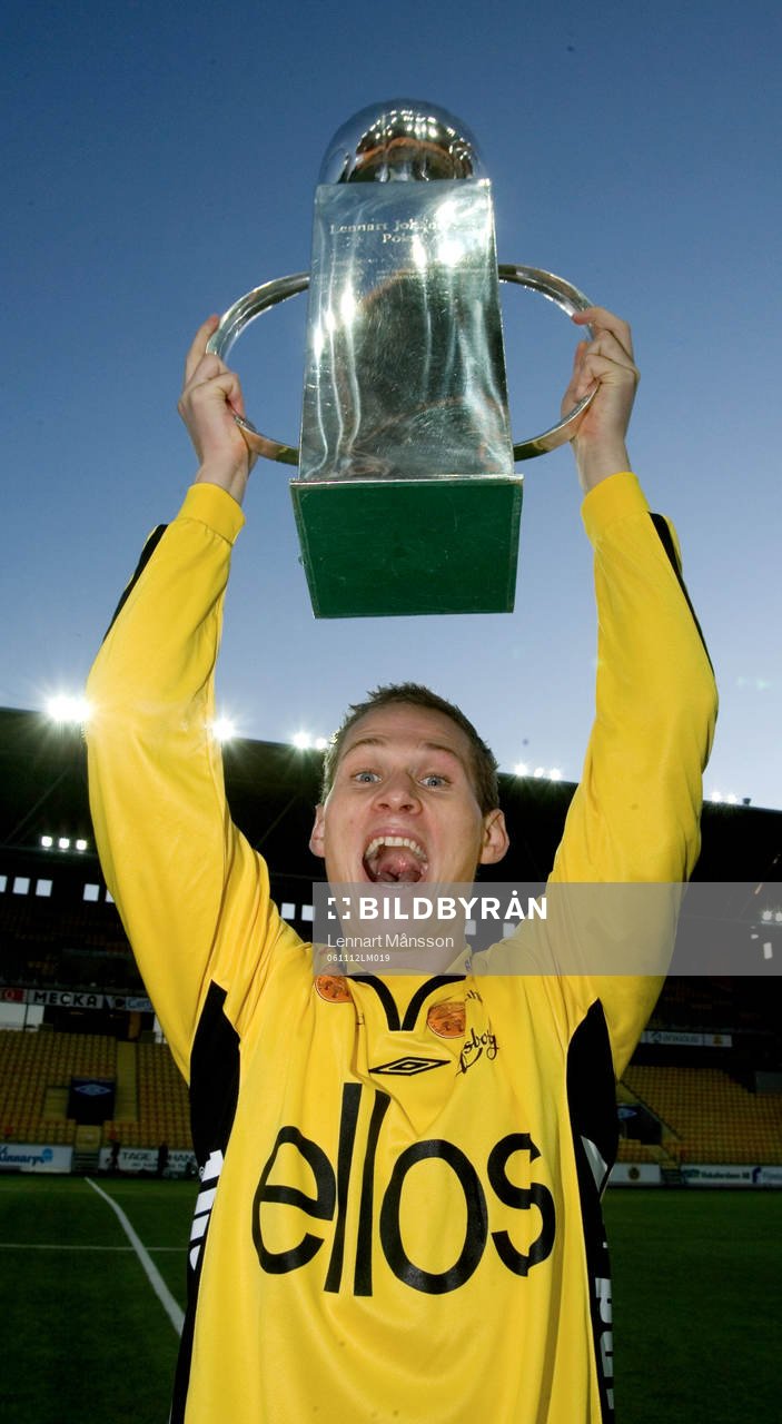 Jon Jönsson höjer Lennart Johanssons pokal