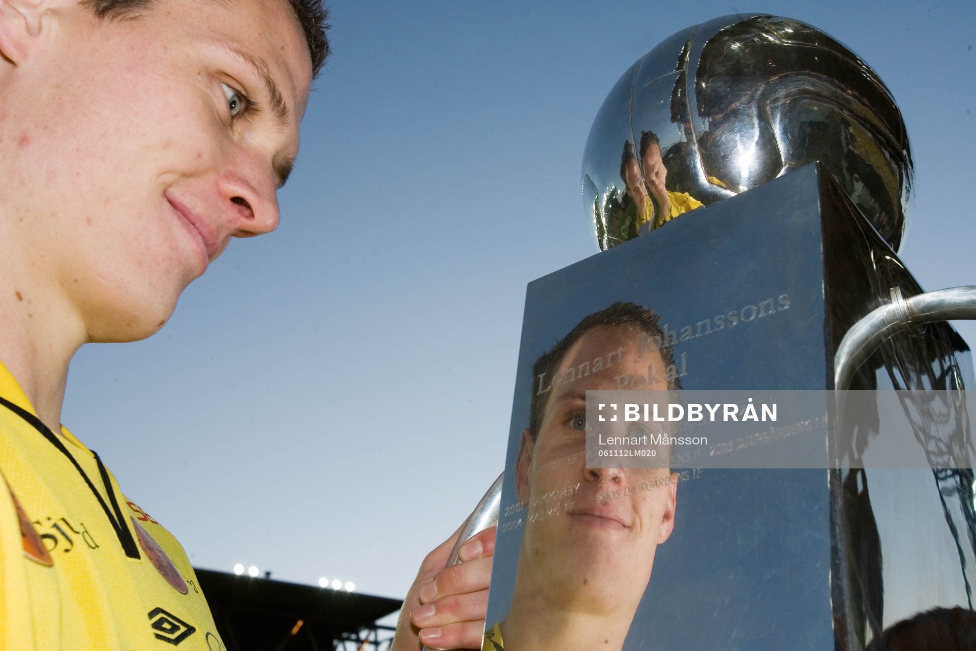 Jon Jönsson höjer Lennart Johanssons pokal