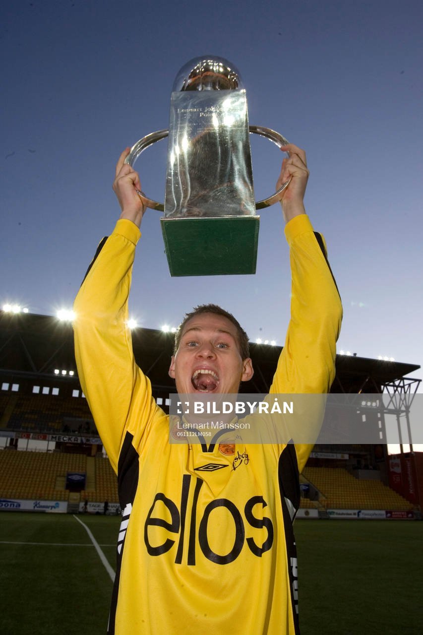 Svenska Mästare, SM-guld. Jon Jönsson, höjer Lennart