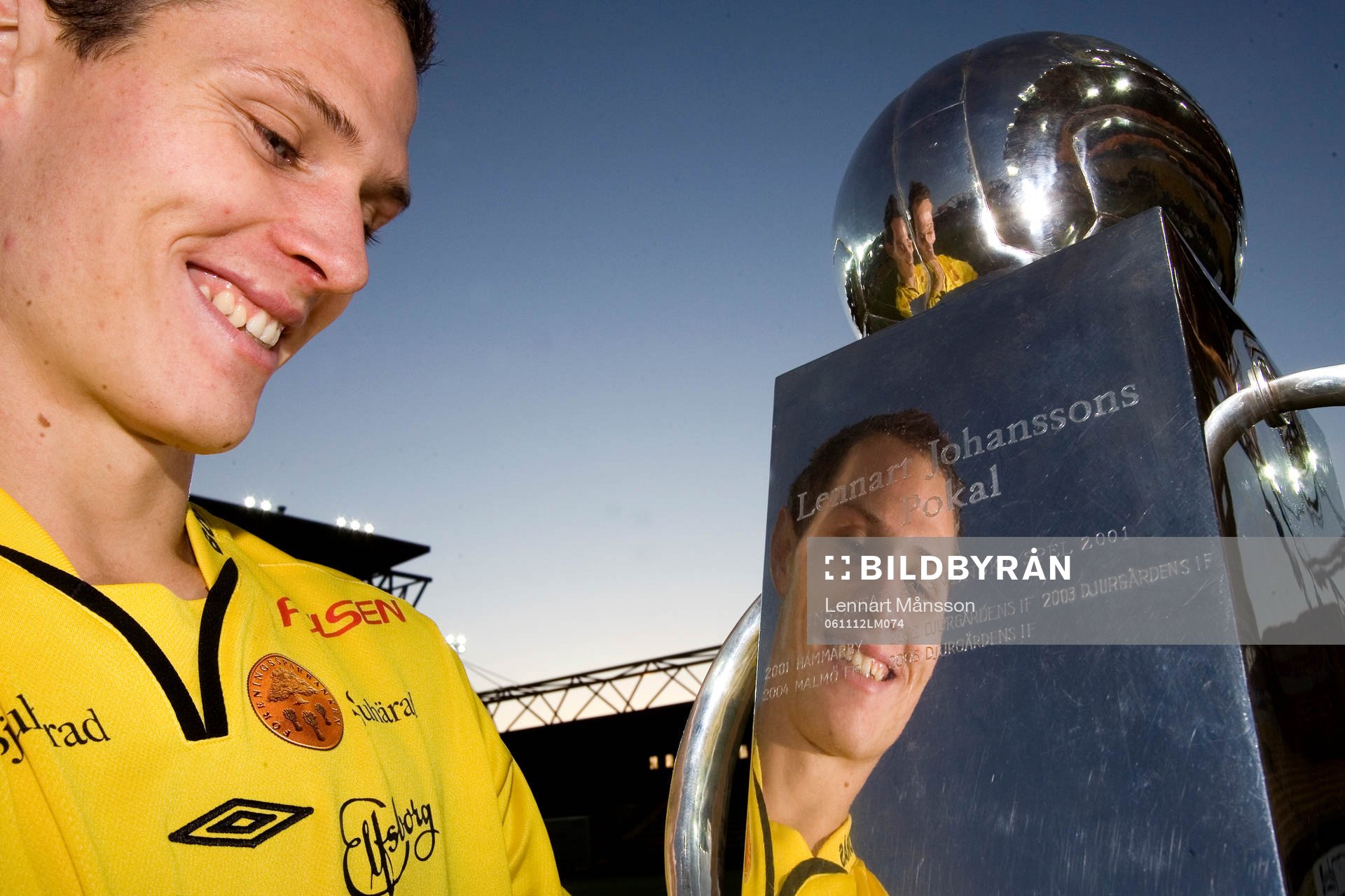 Jon Jönsson med Lennart Johanssons pokal. Svenska